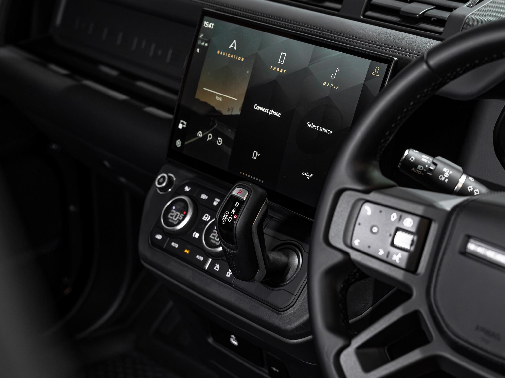 Land Rover Defender 110 view 22