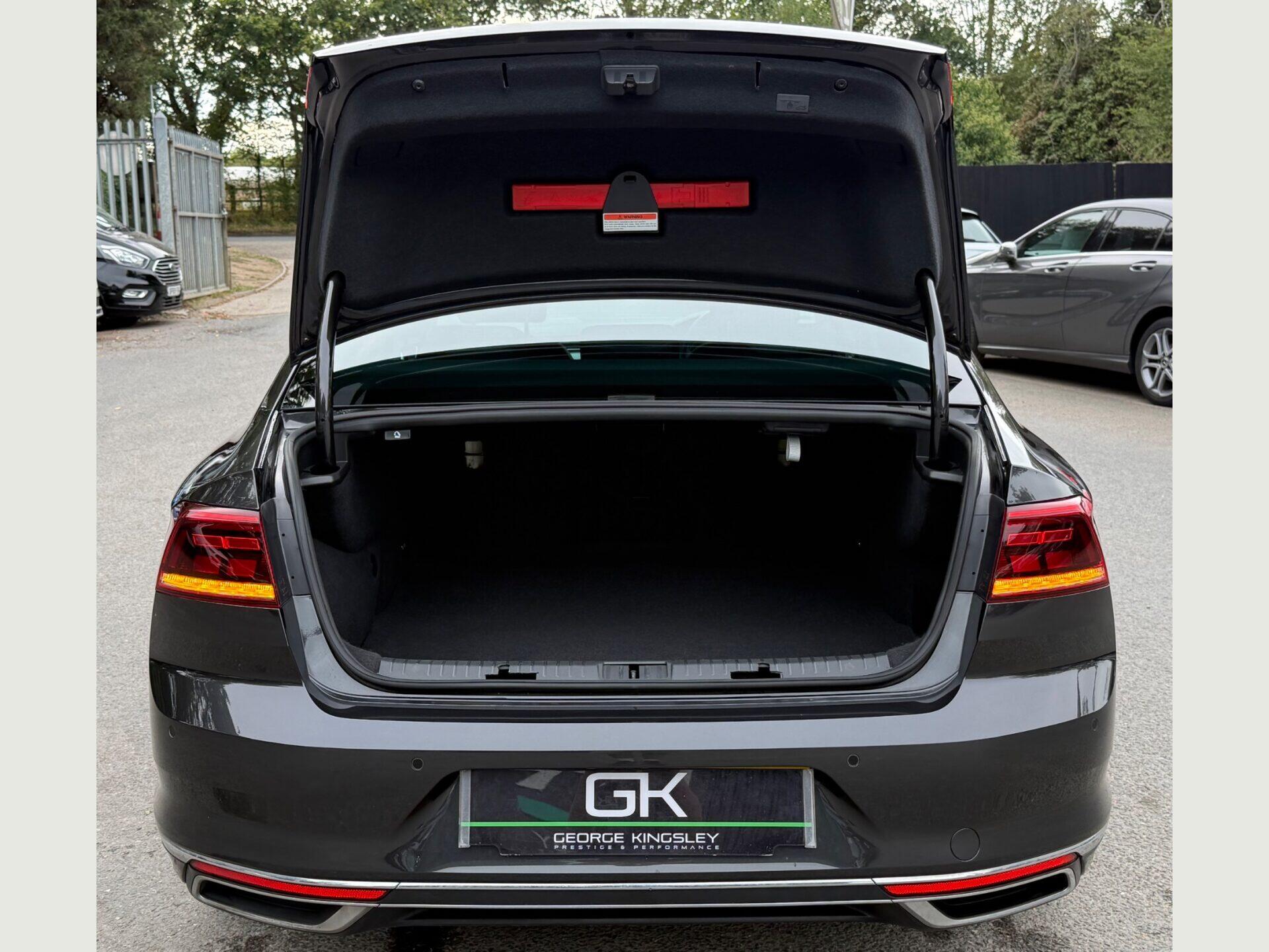 Volkswagen Passat view 19