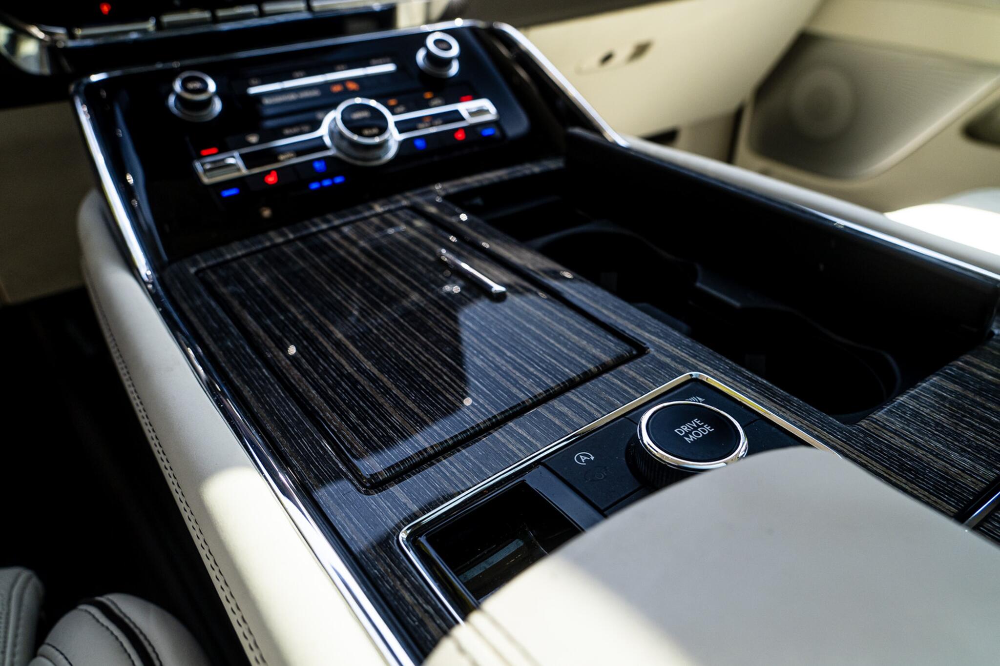 Lincoln Navigator view 9