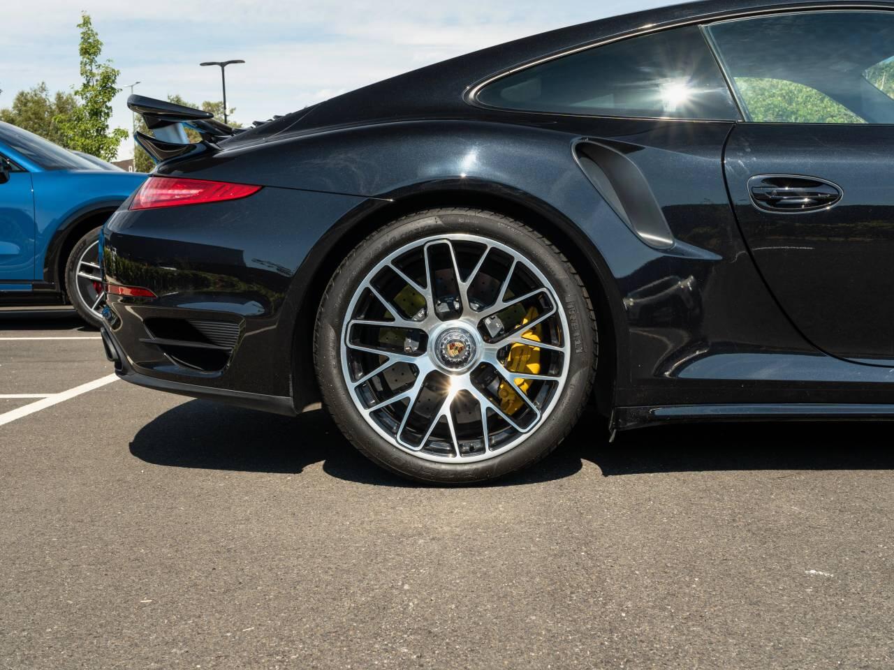 Porsche 911 view 13