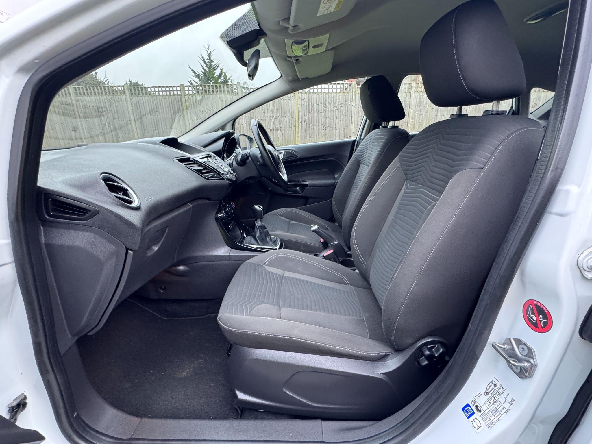 2016 Ford Fiesta image 18