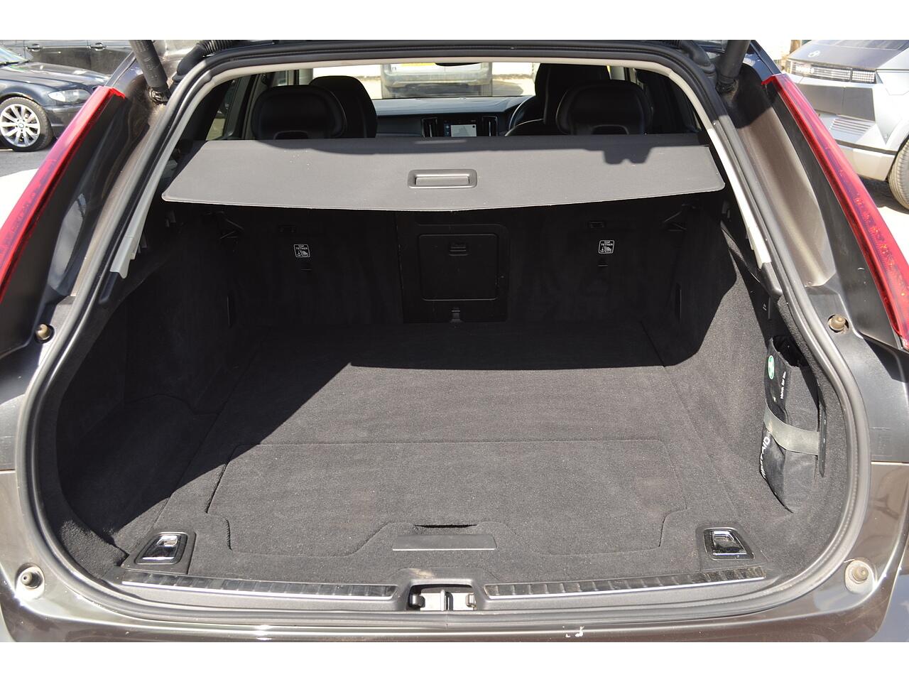 Volvo V90 Cross Country view 35
