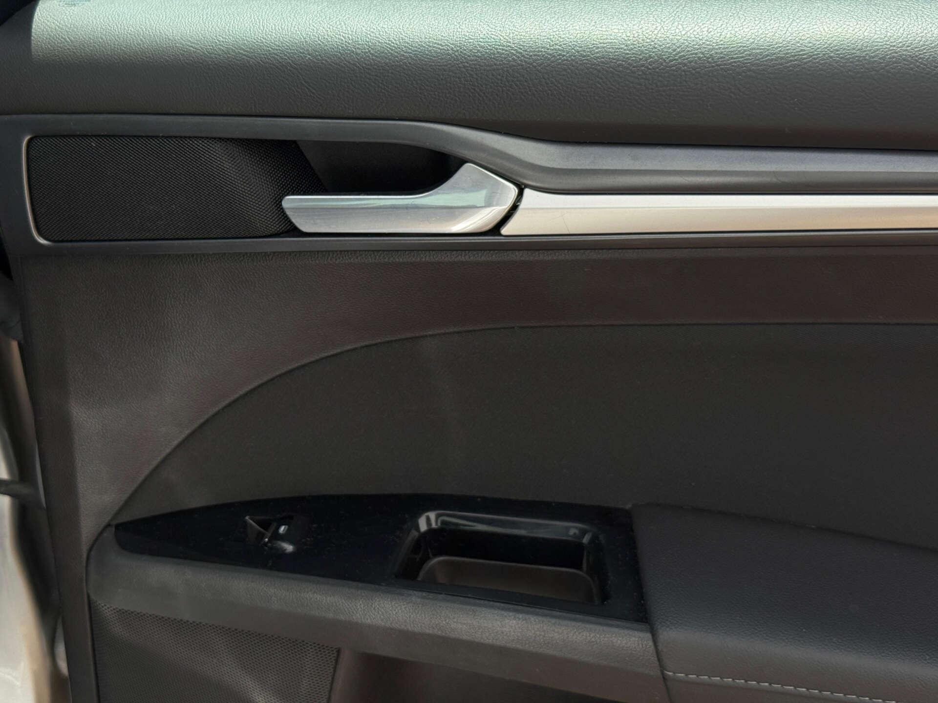 Ford Mondeo view 26
