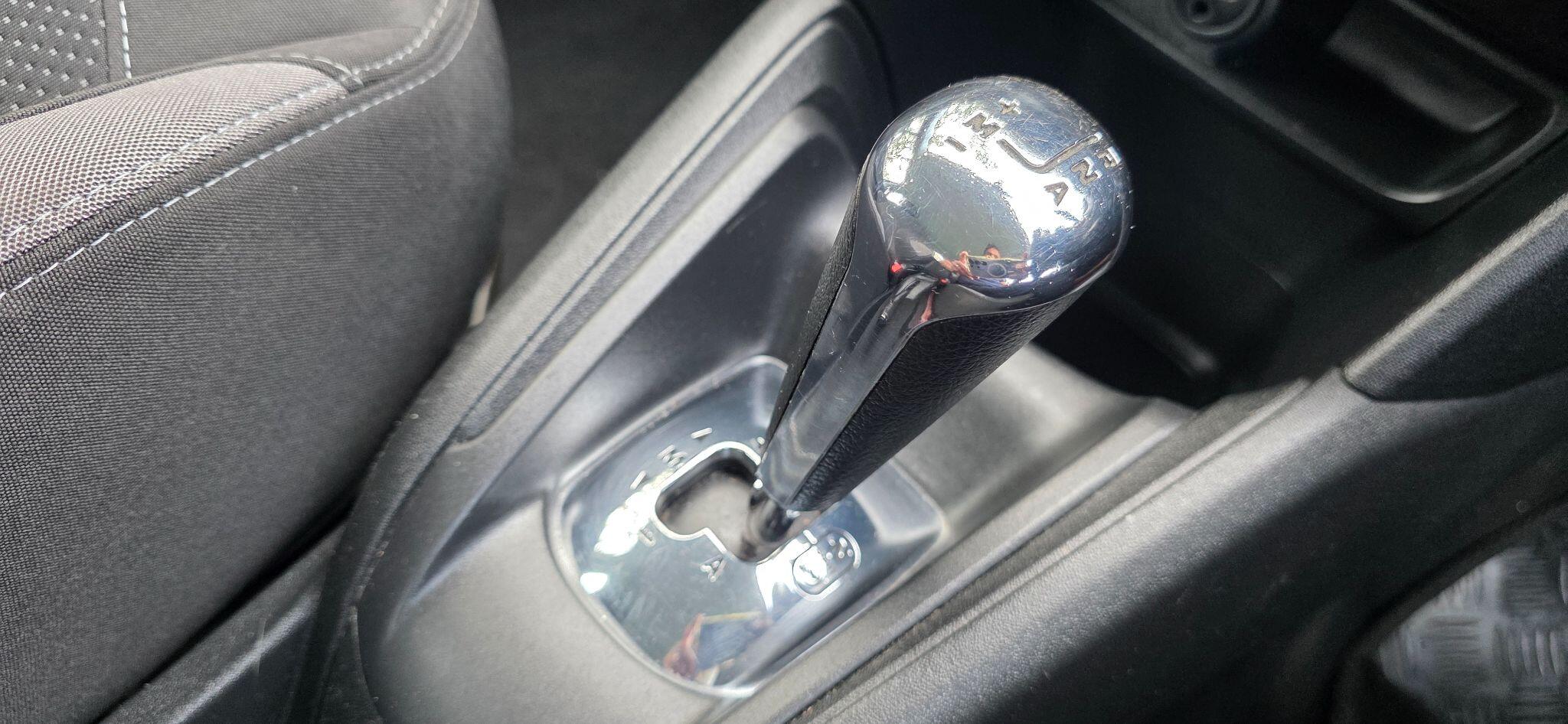 Peugeot 208 view 6