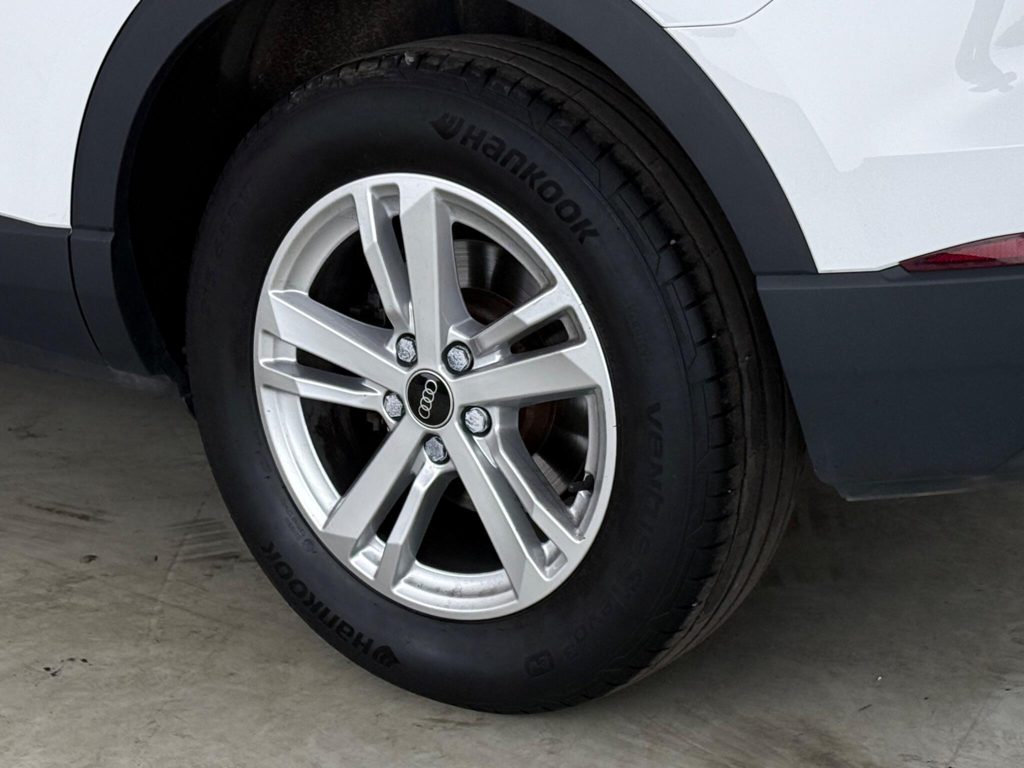 Audi Q3 view 9