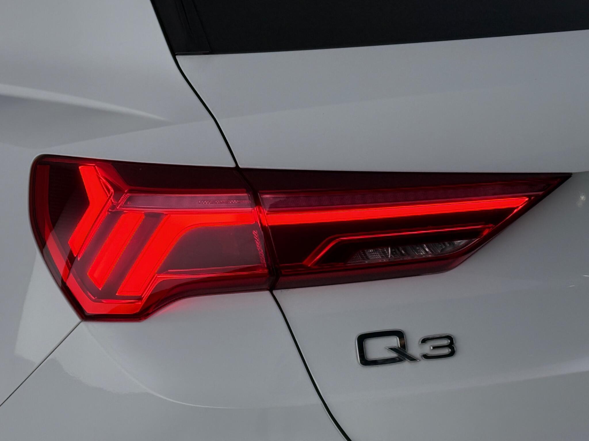 Audi Q3 view 12