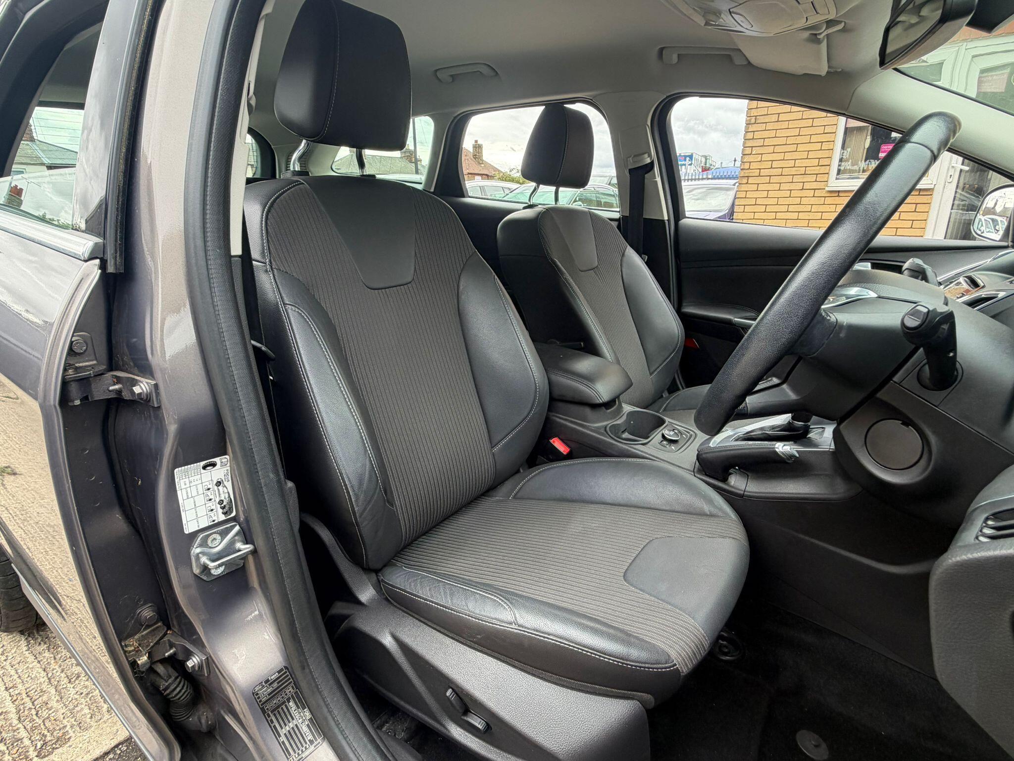 Ford Focus view 13