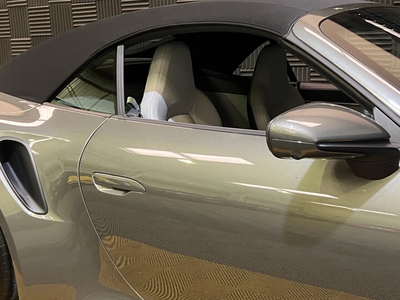 Porsche 911 view 7