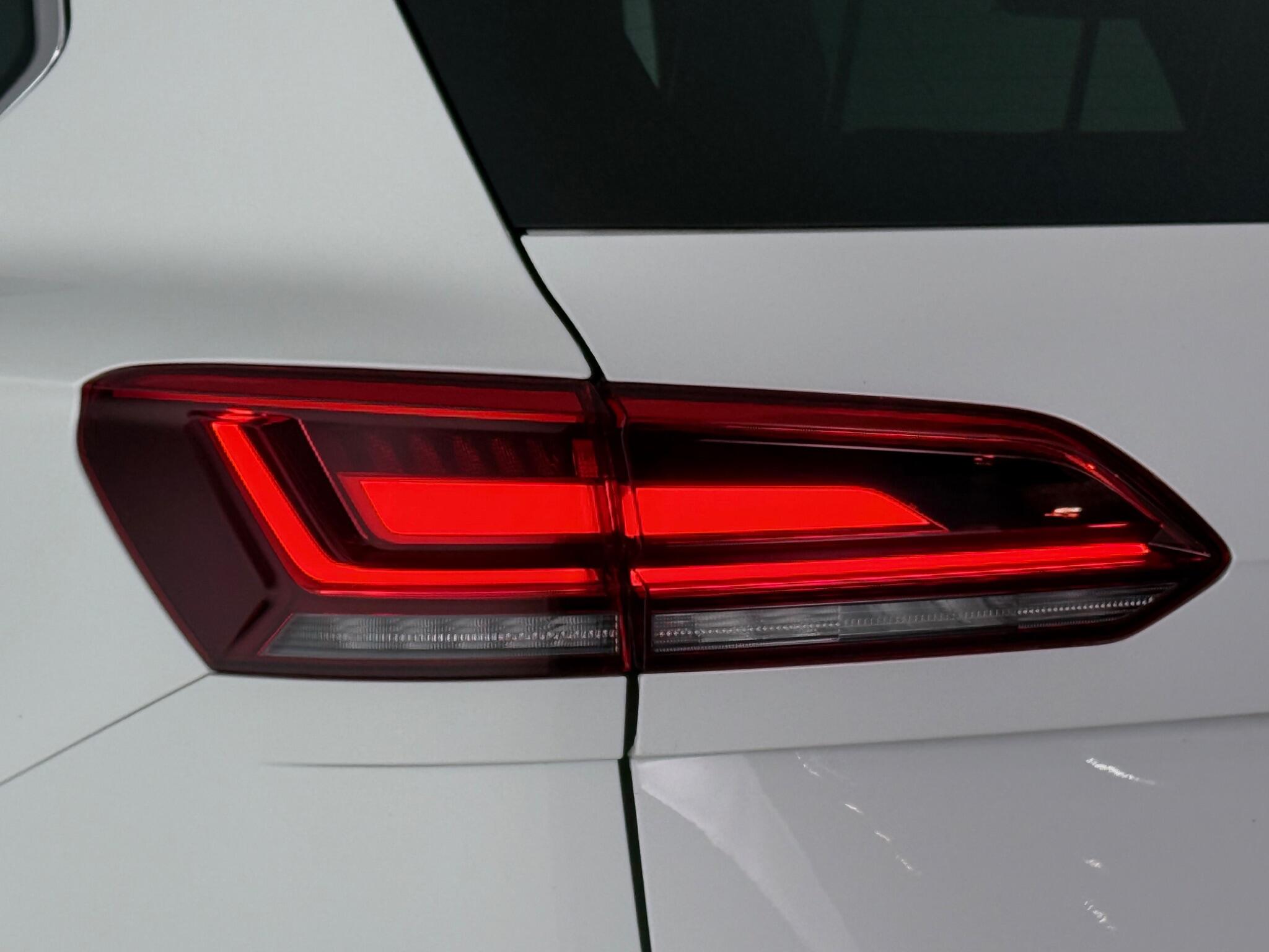 Volkswagen Touareg view 9