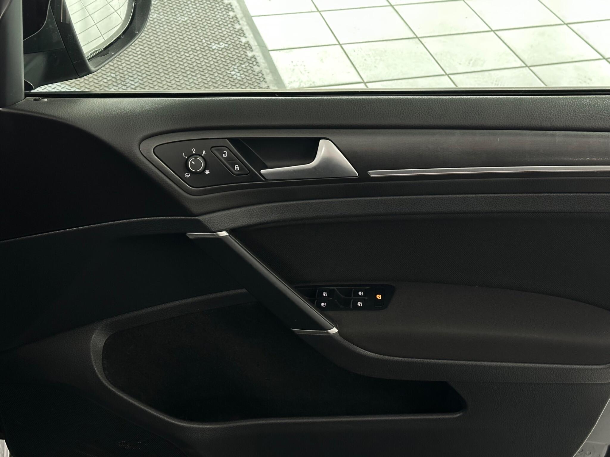 Volkswagen Golf view 20