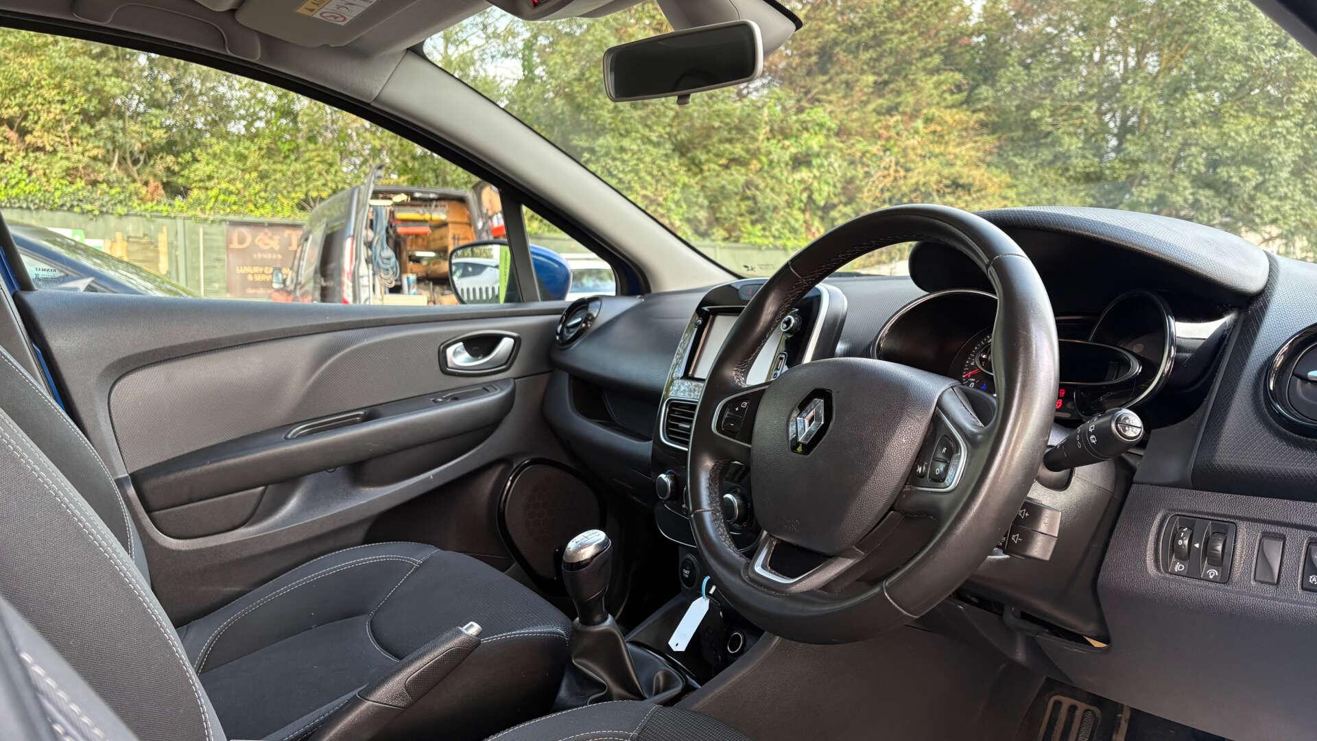 Renault Clio view 11