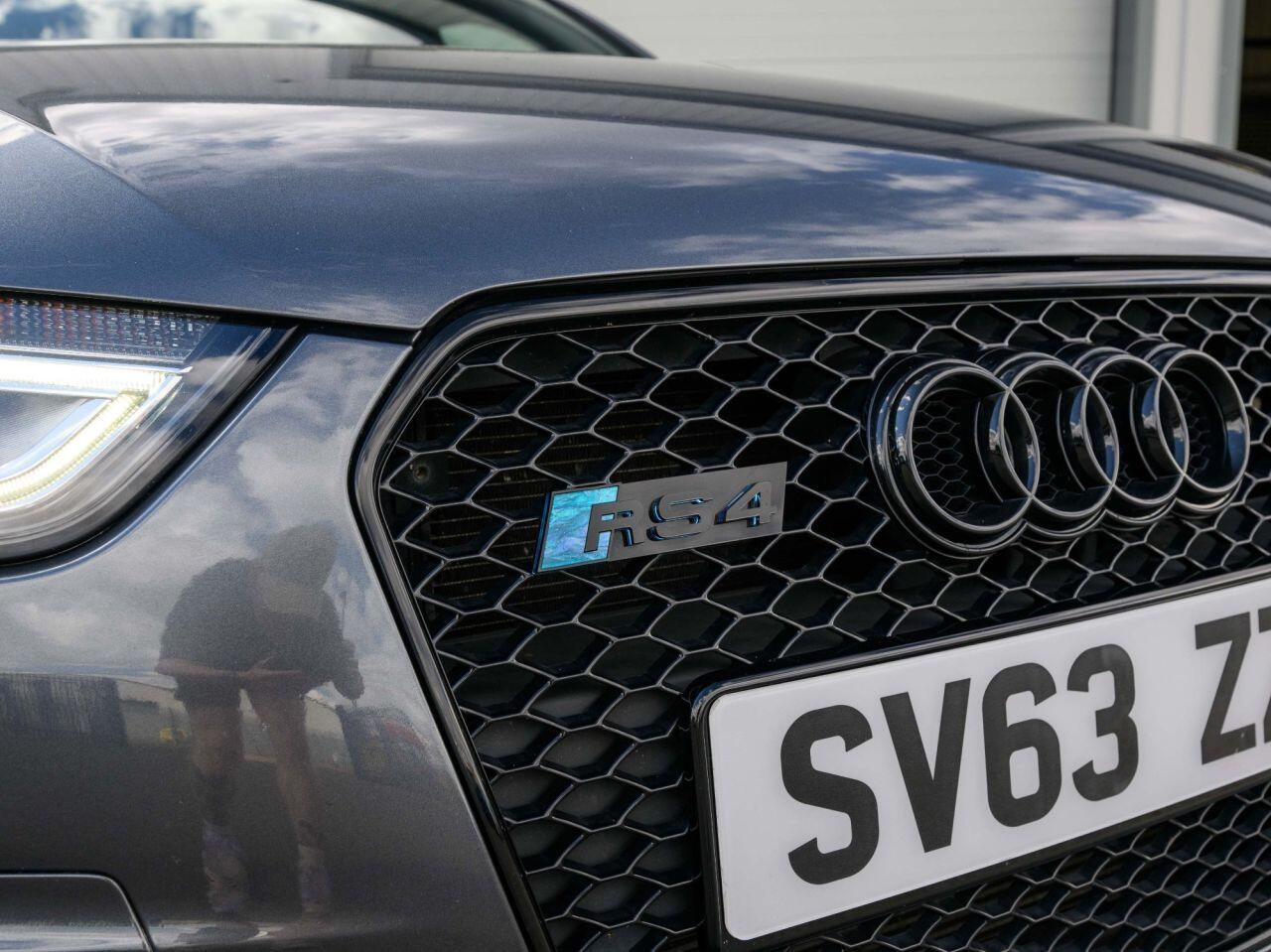 Audi RS4 view 11
