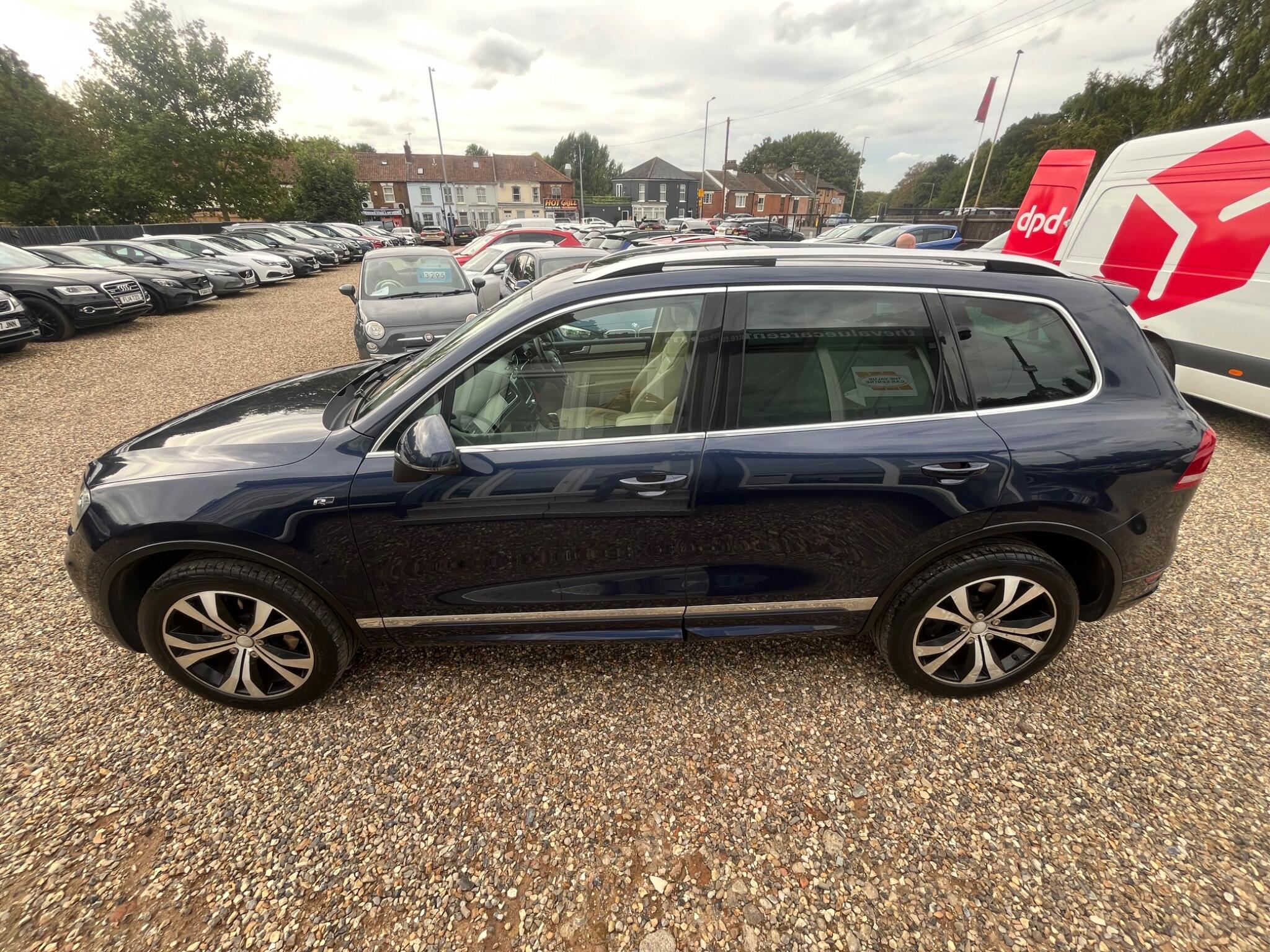 Volkswagen Touareg view 8
