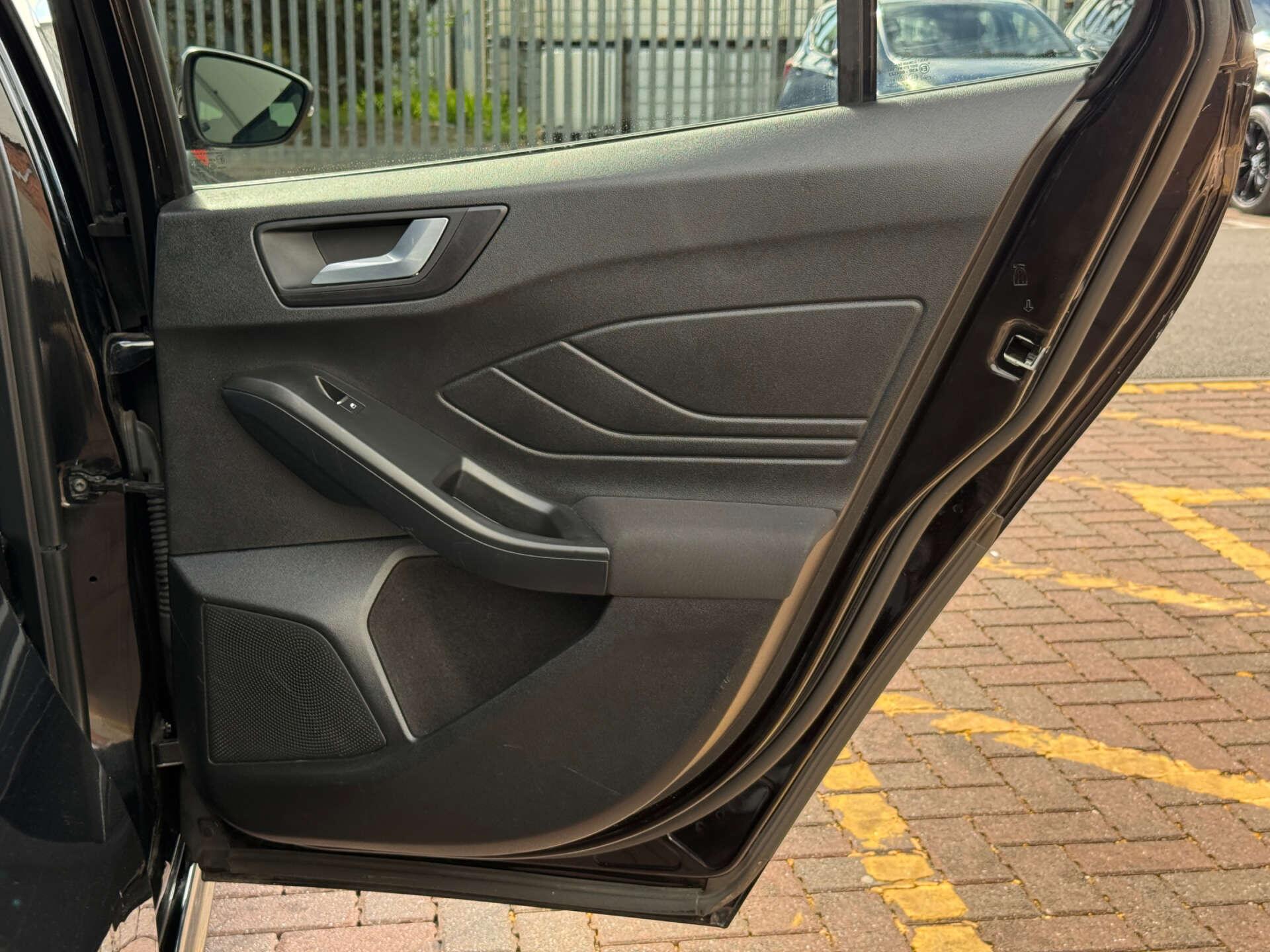 Ford Focus view 23