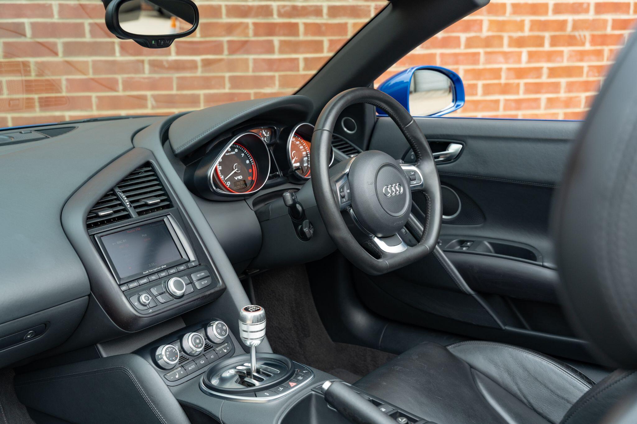 Audi R8 view 10
