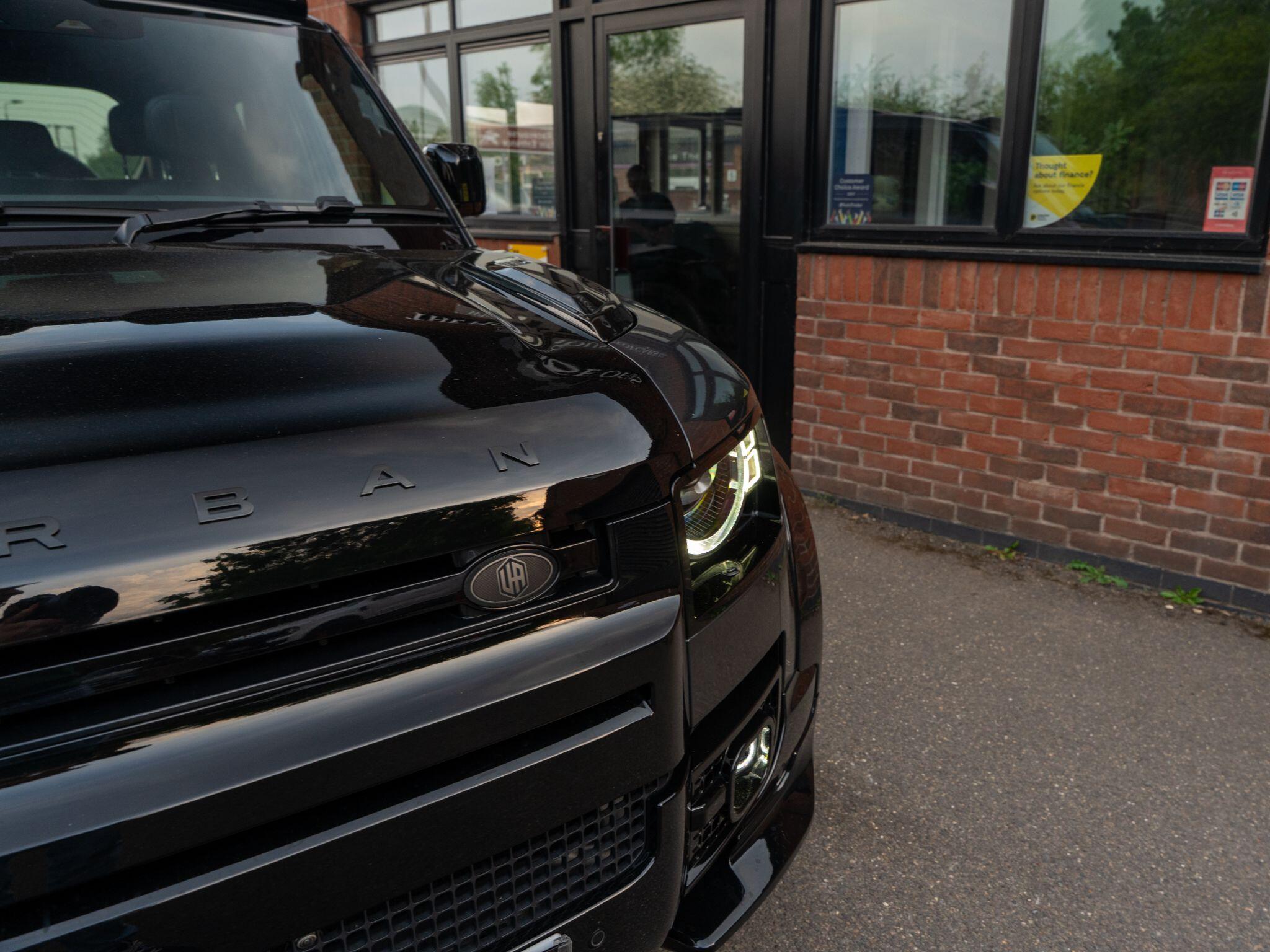Land Rover Defender 110 view 23