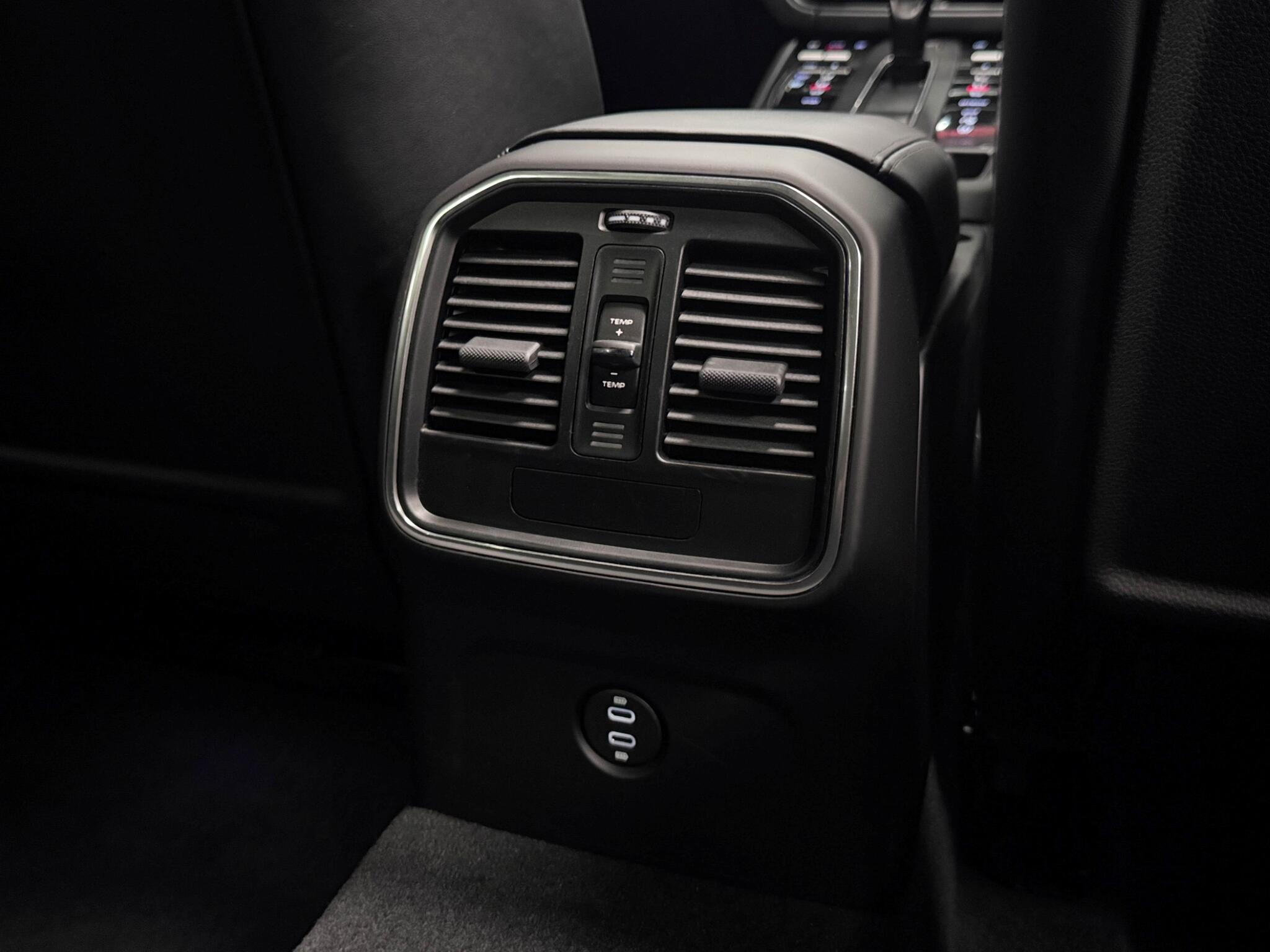 Porsche Macan view 17