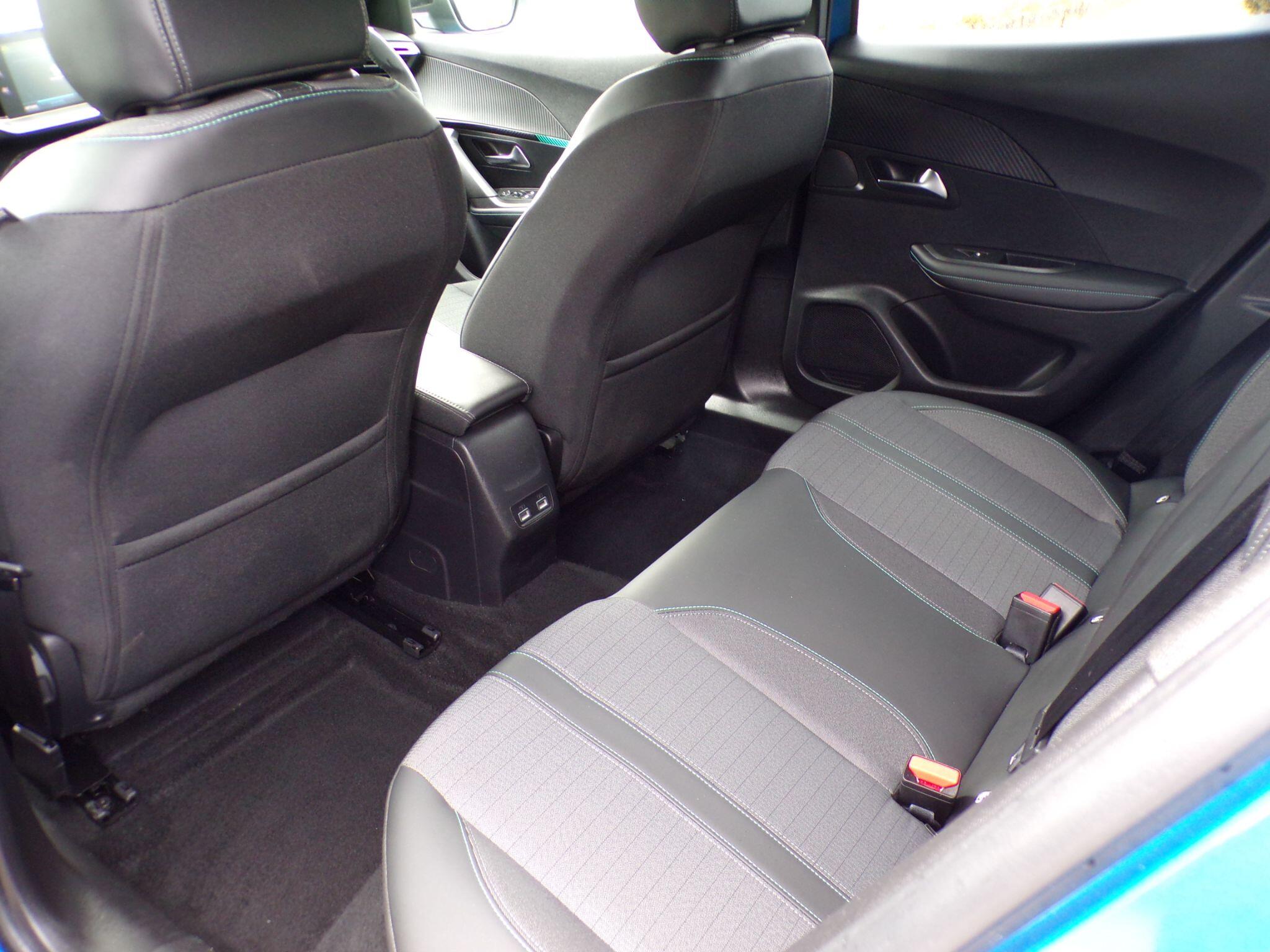 Peugeot E-2008 view 12