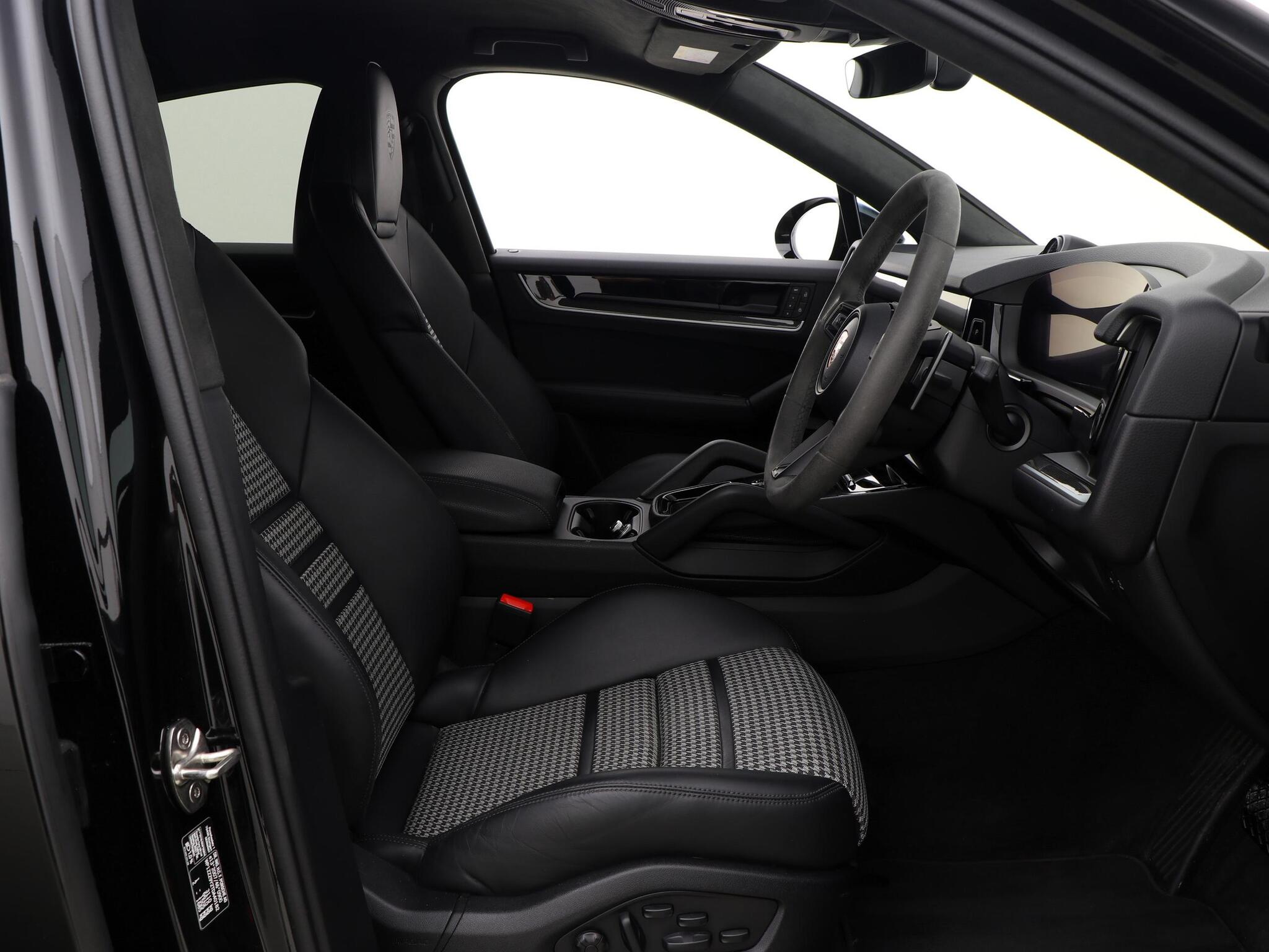 Porsche Cayenne view 35