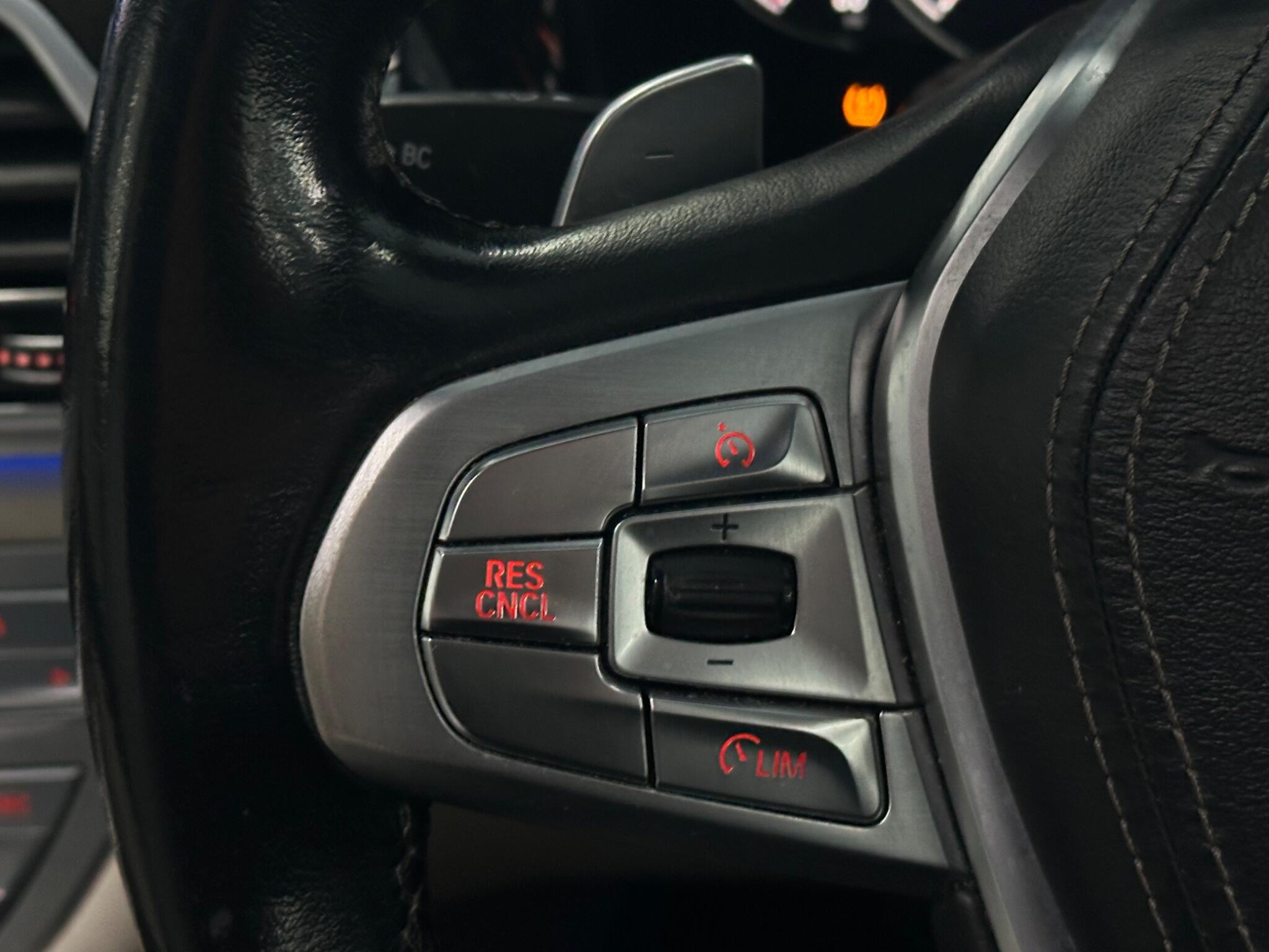 BMW 7 Series view 25