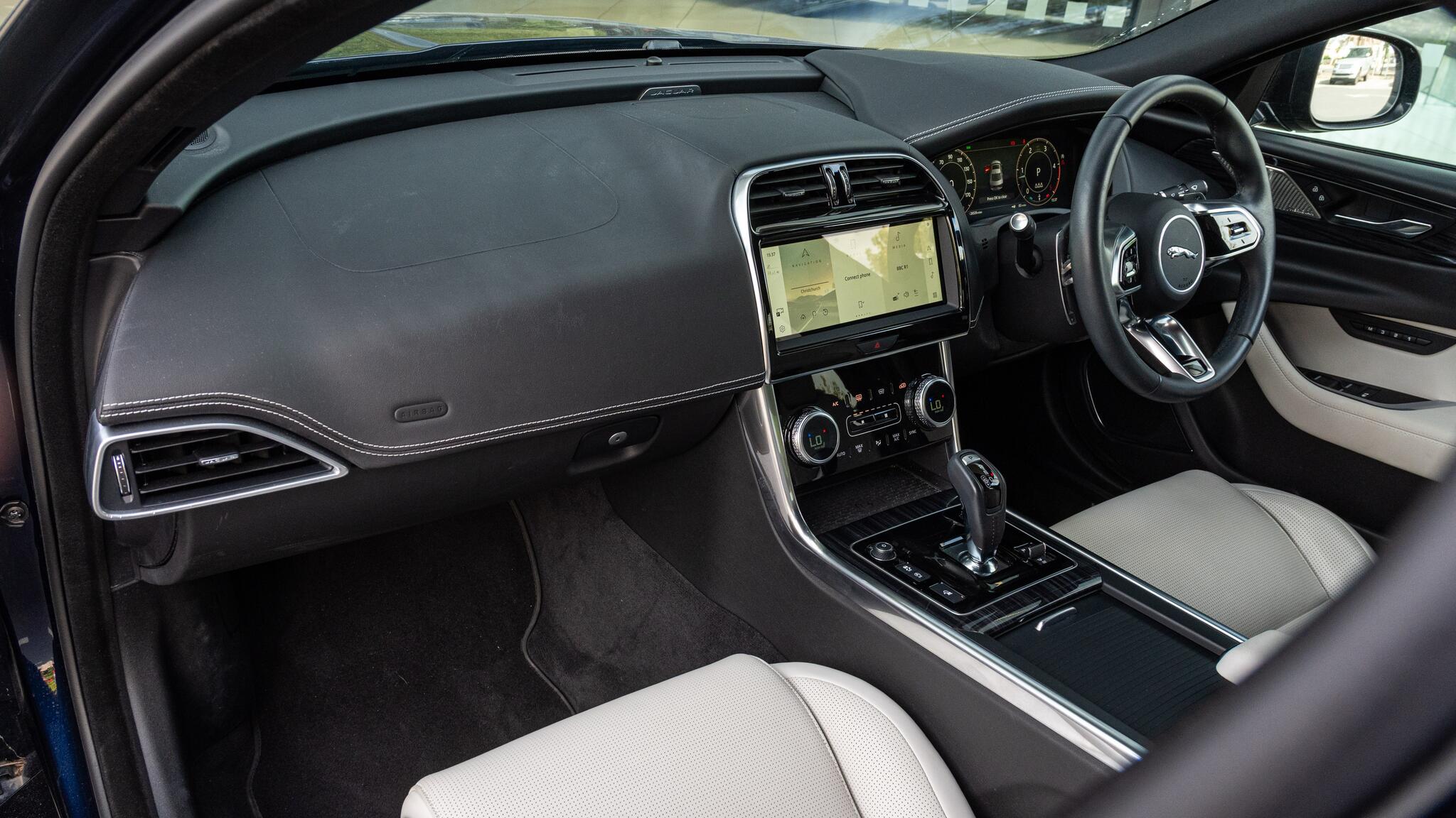 Jaguar Xe view 68
