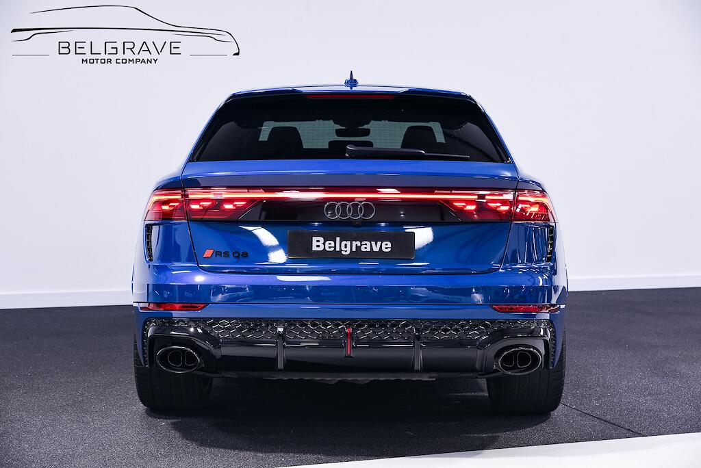 Audi RS Q8 view 8