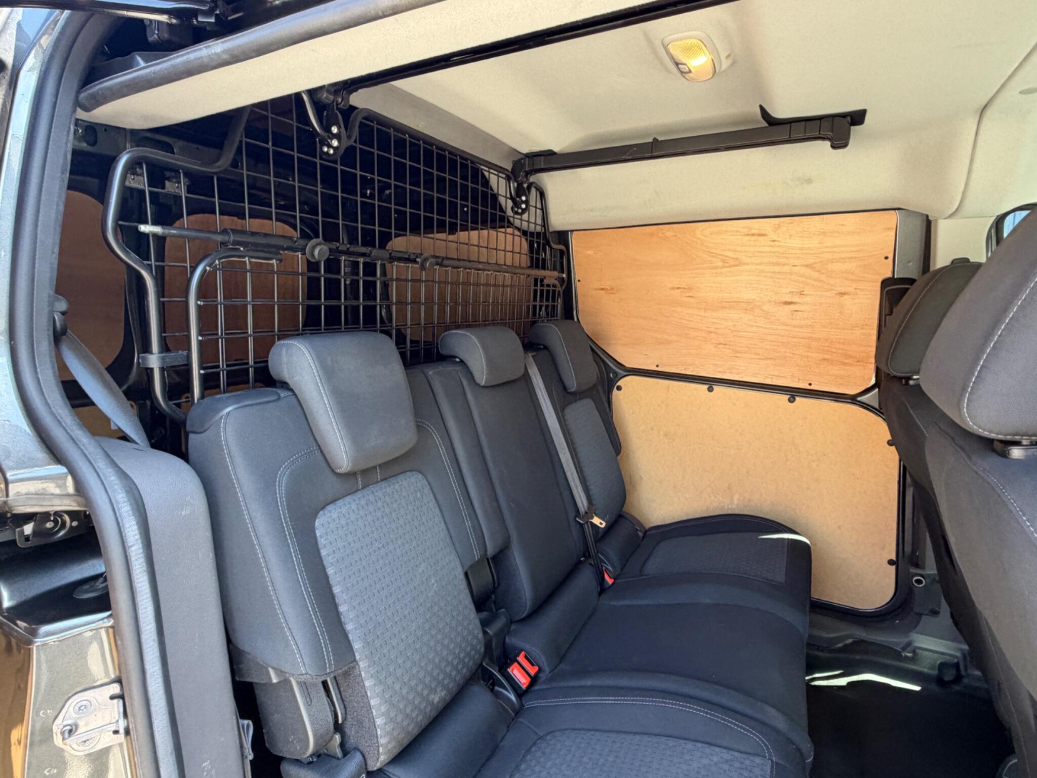 Ford Transit Connect view 40