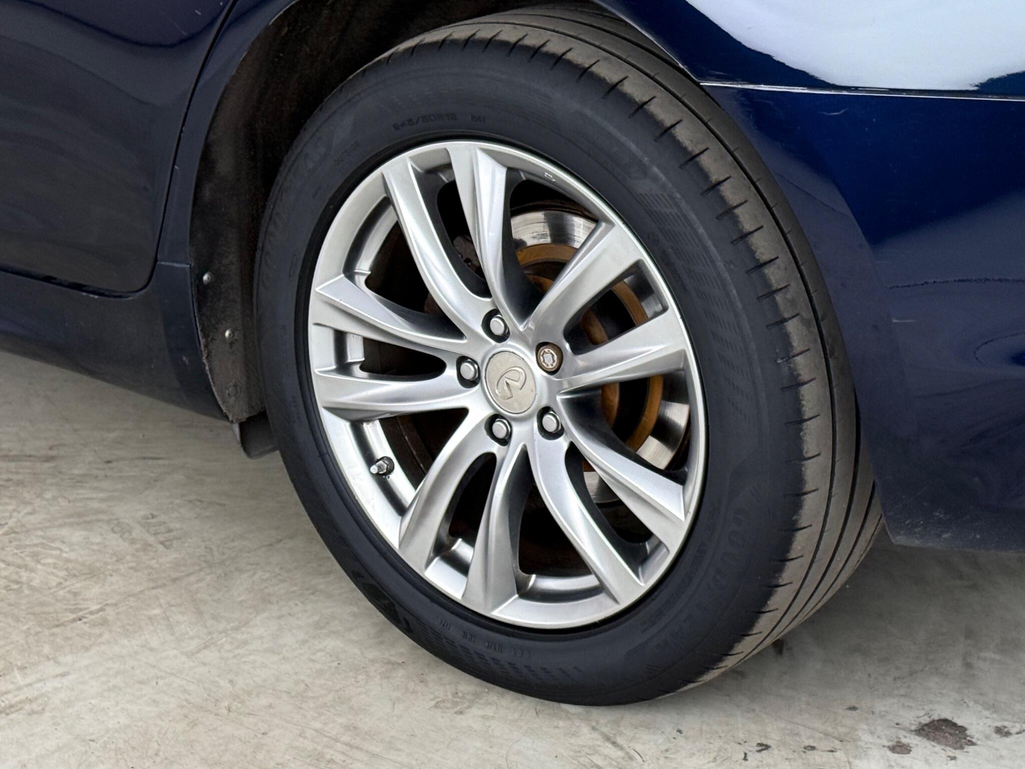 Infiniti Q70 view 9