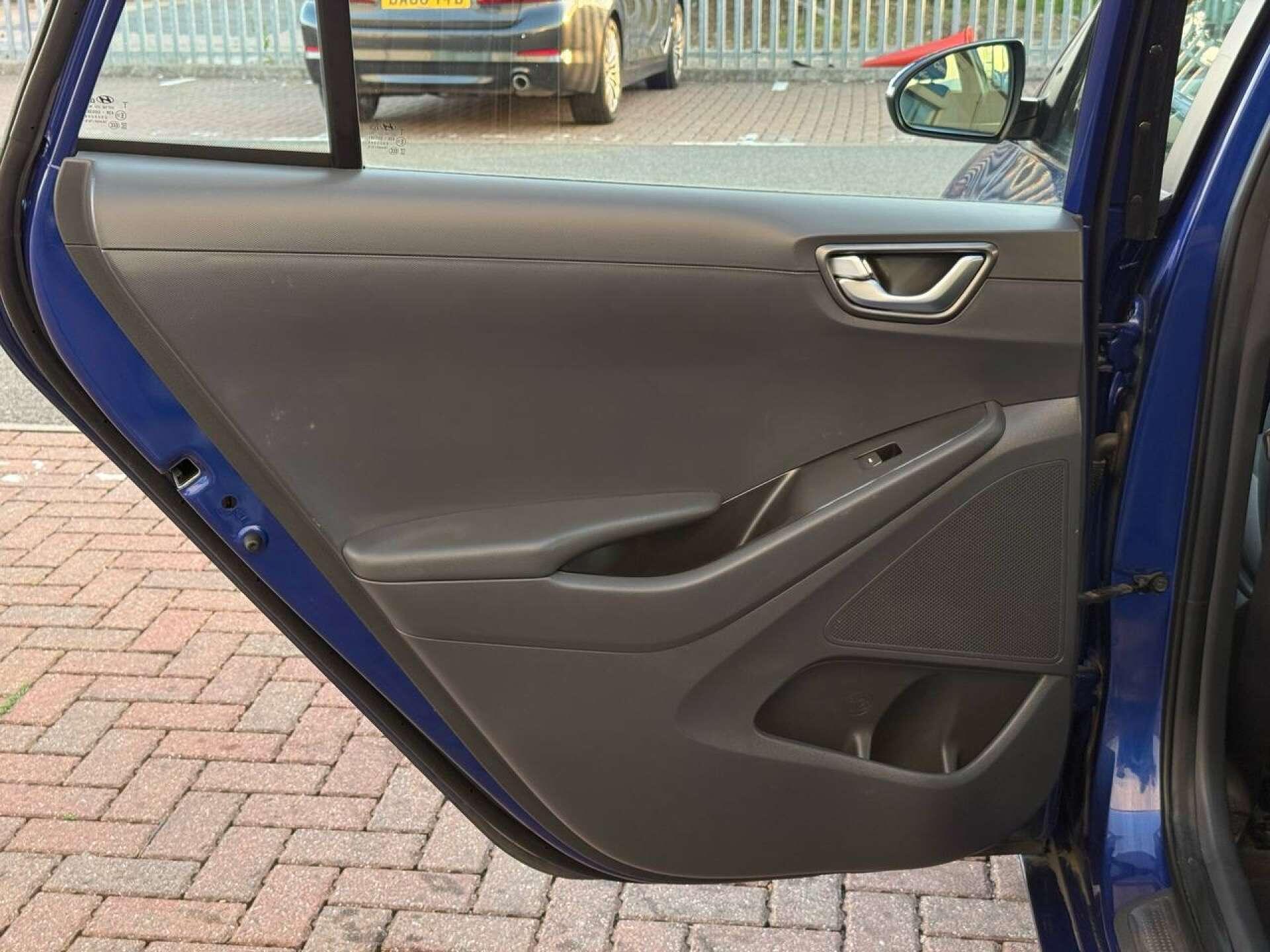 Hyundai Ioniq view 35