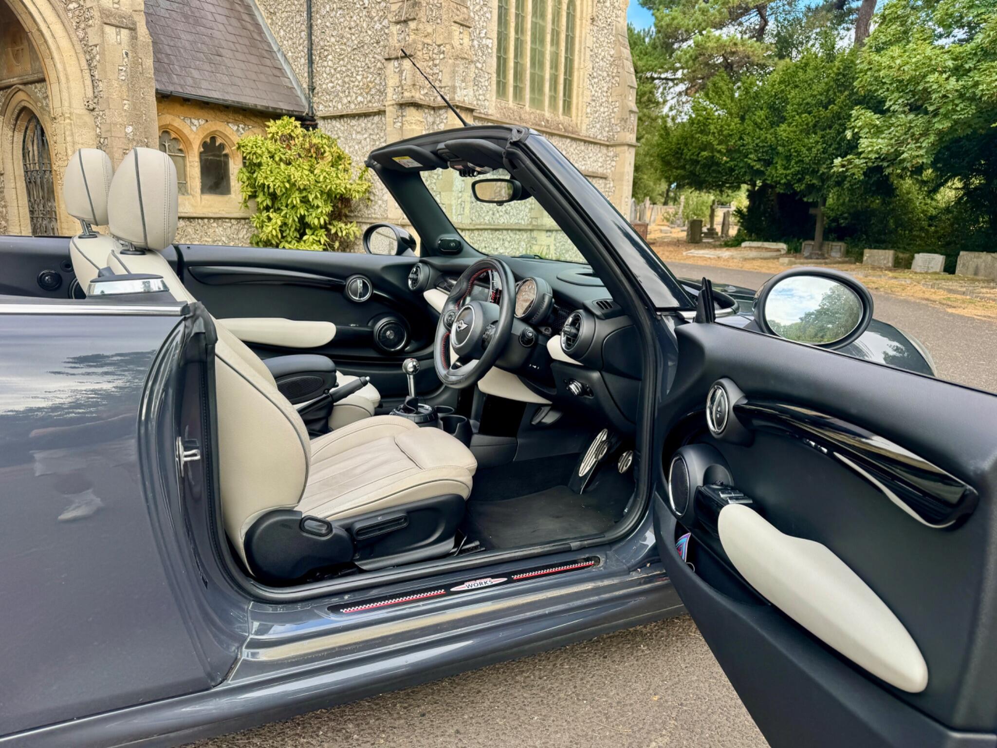 Mini Convertible view 39
