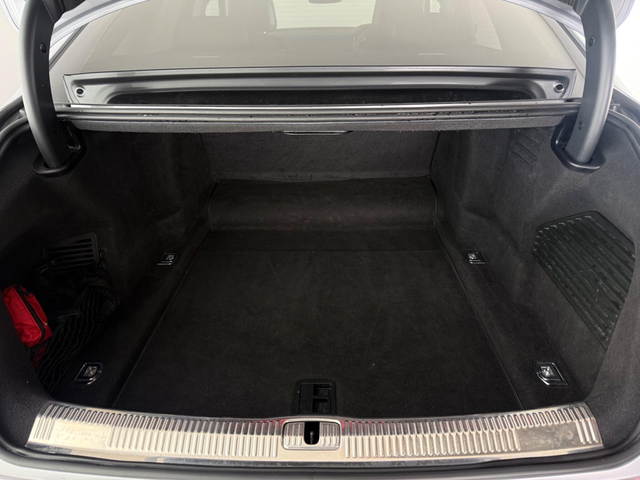 Audi A8 view 9