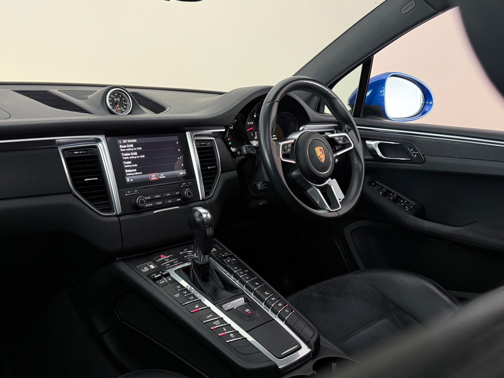 Porsche Macan view 4