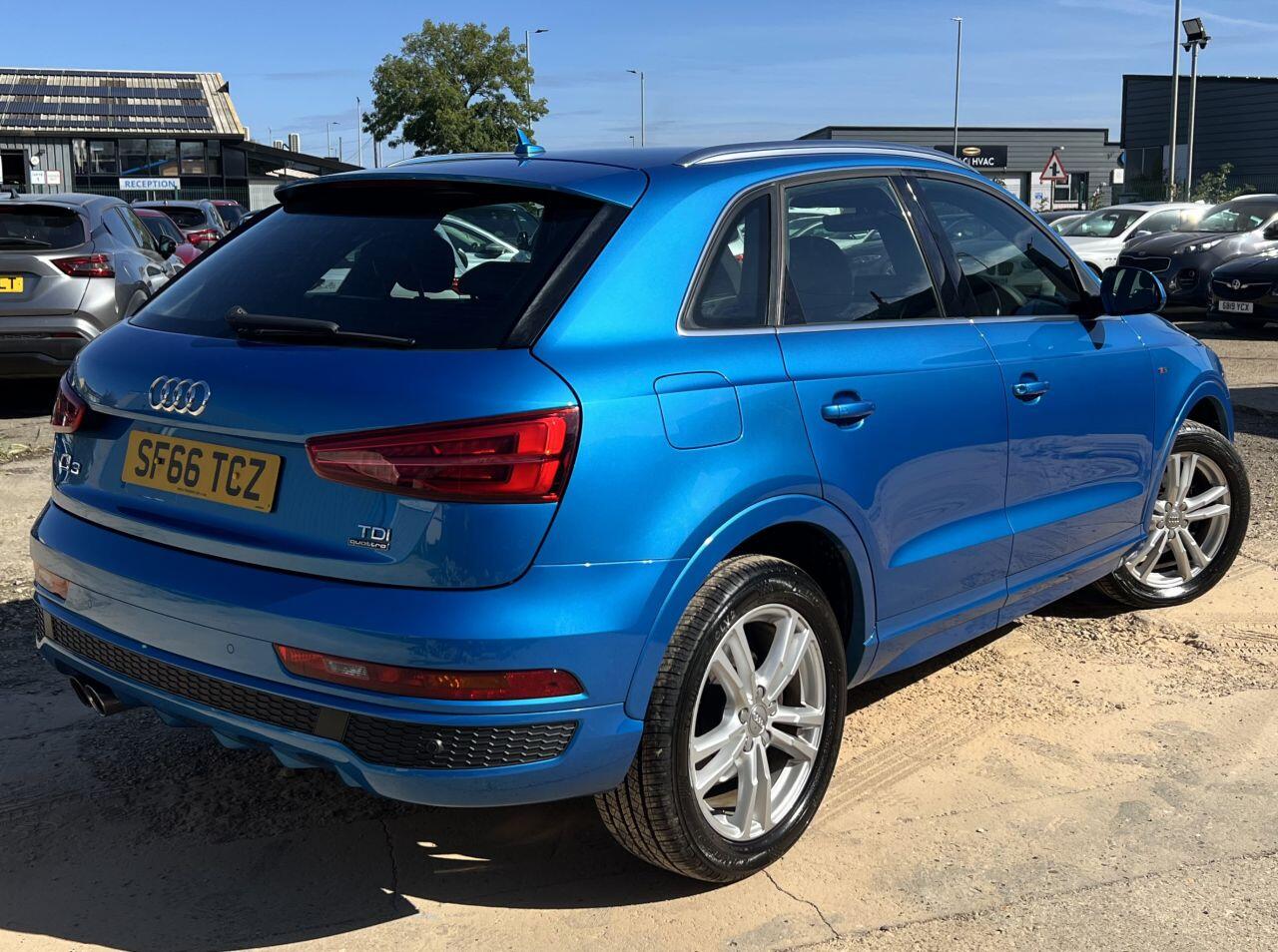 Audi Q3 view 3