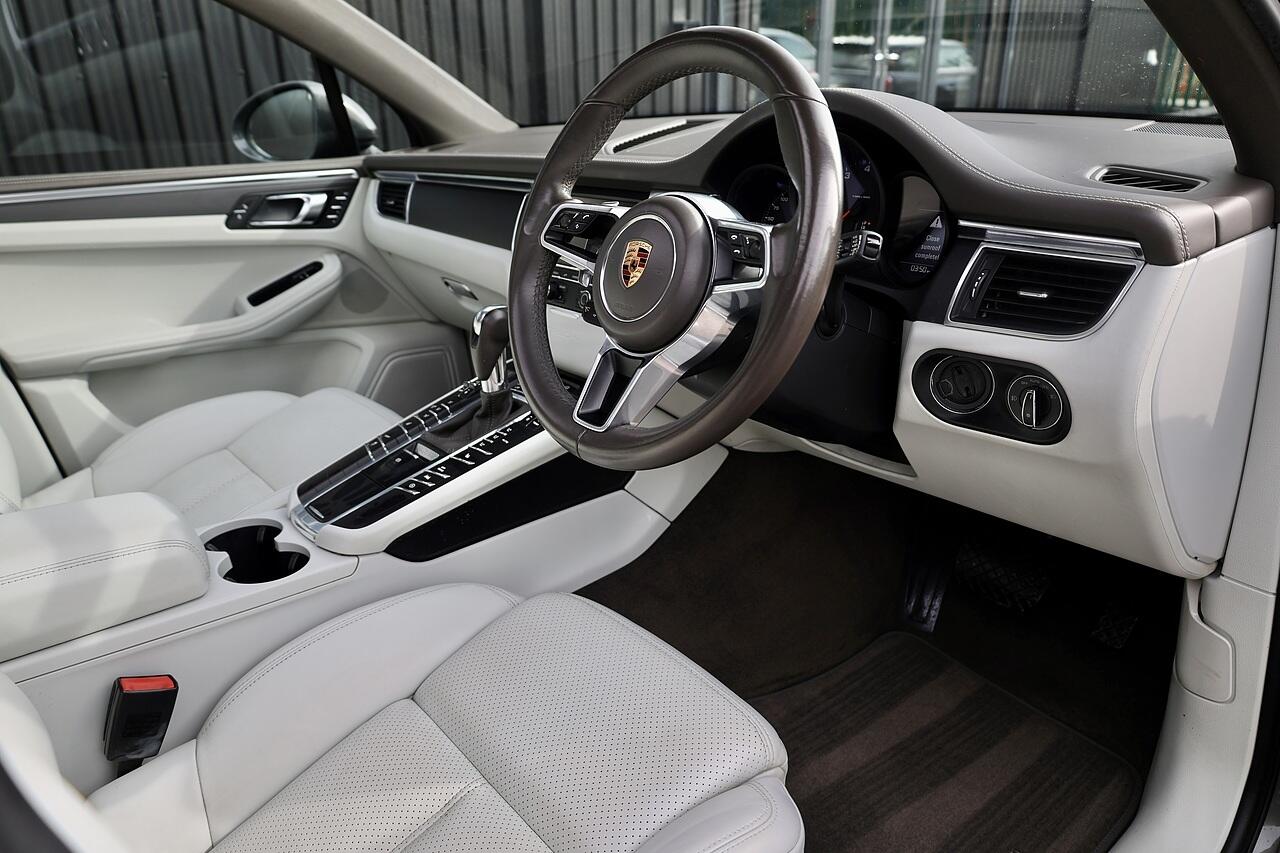 Porsche Macan view 9