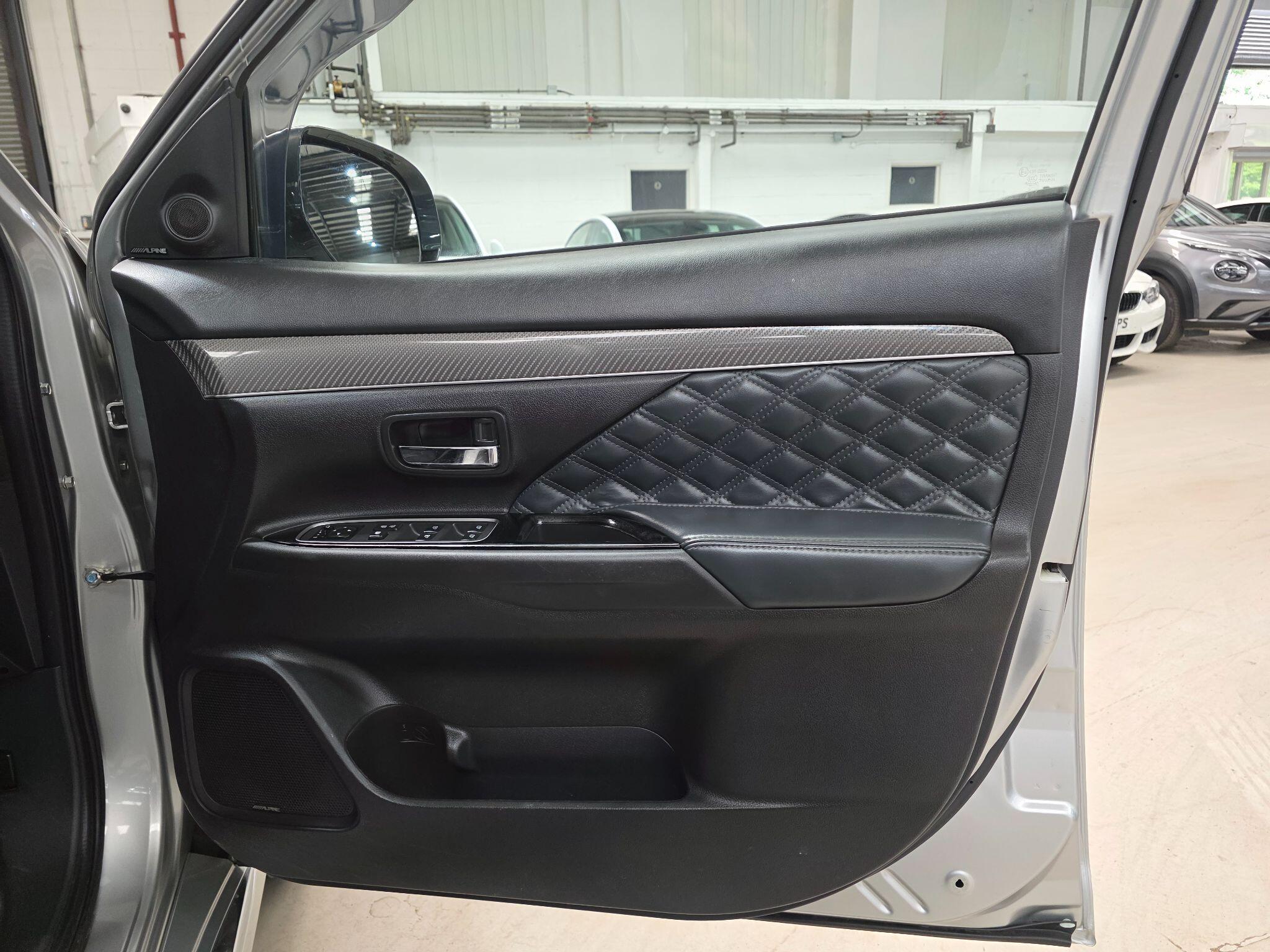 Mitsubishi Outlander view 13