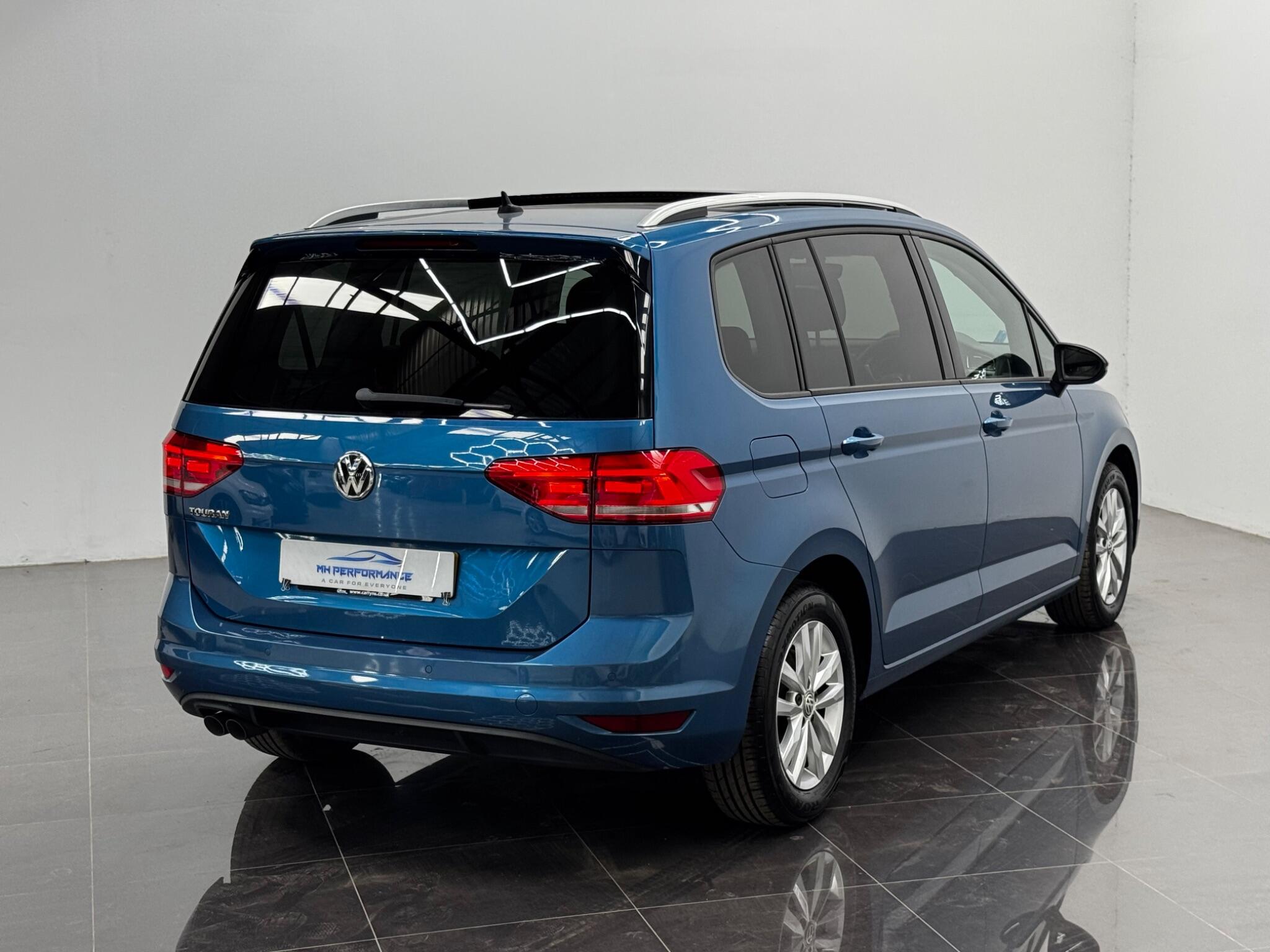Volkswagen Touran view 9