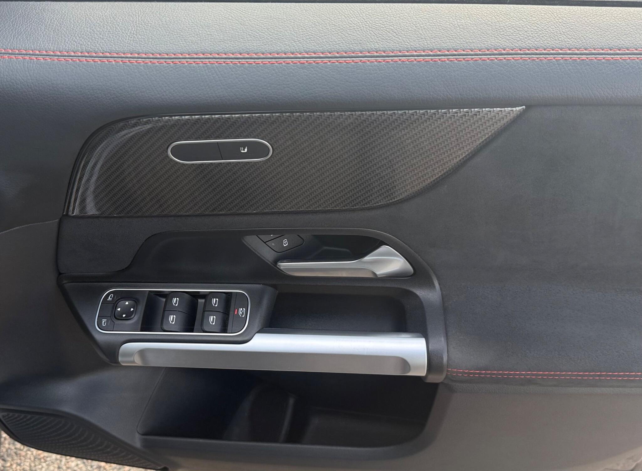 Mercedes-Benz GLB view 15
