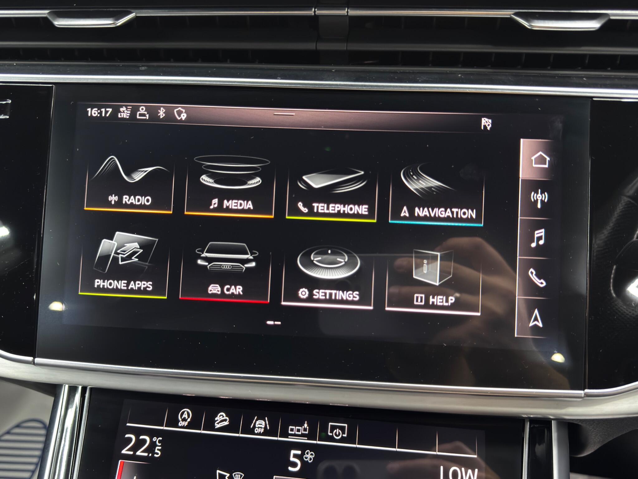 Audi Q8 view 31