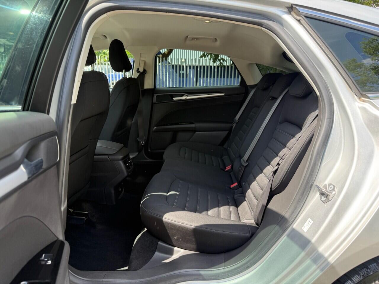 Ford Mondeo view 35