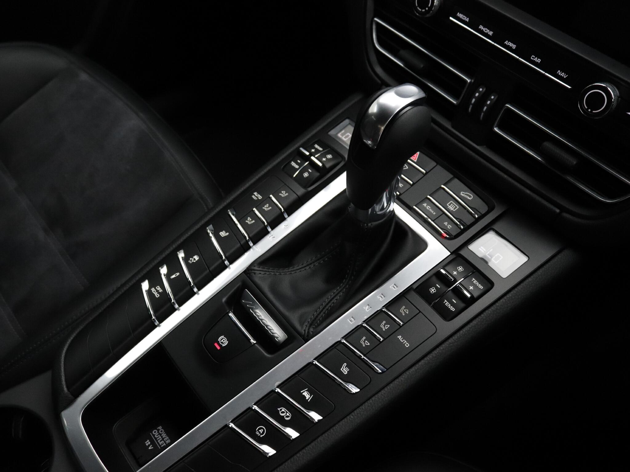 Porsche Macan view 11