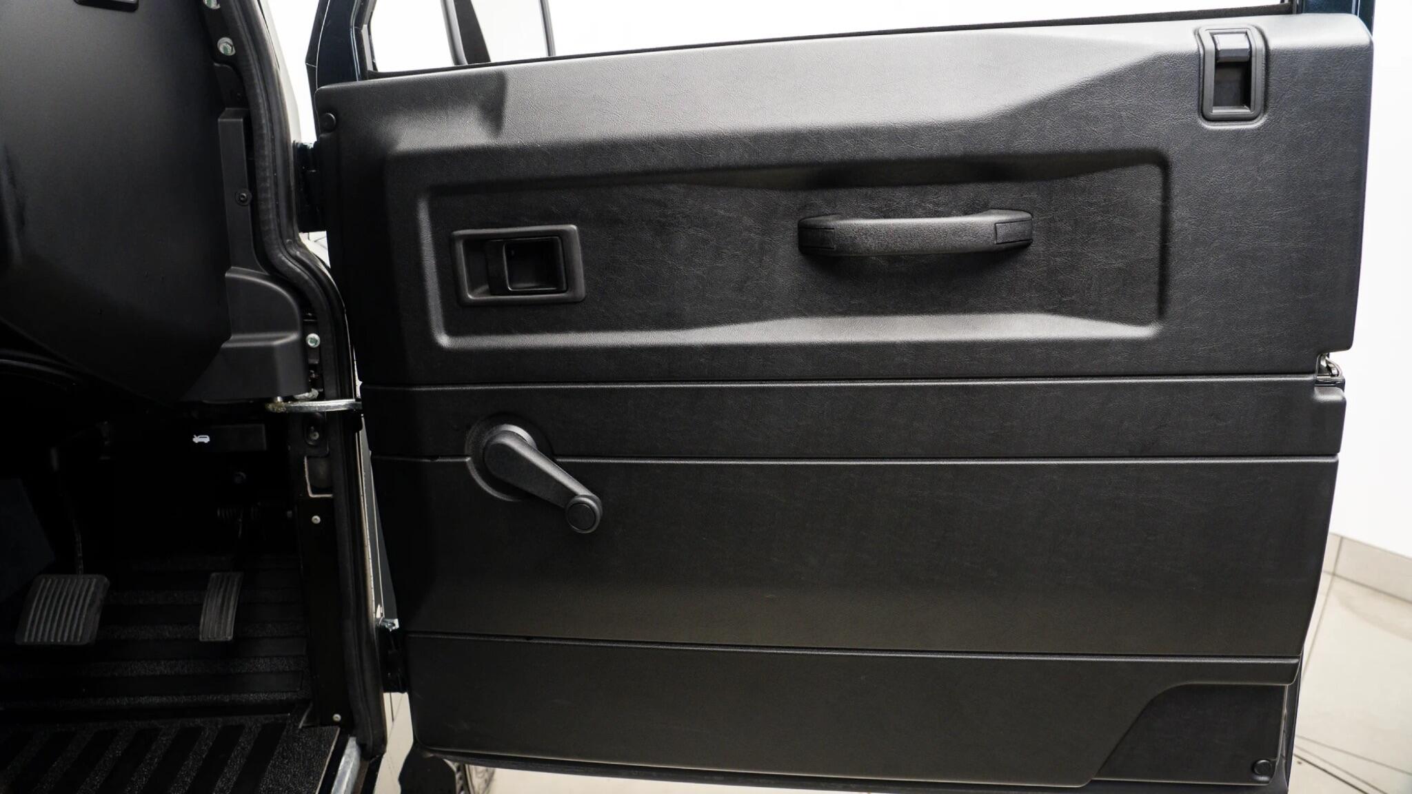 Land Rover Defender 90 view 19