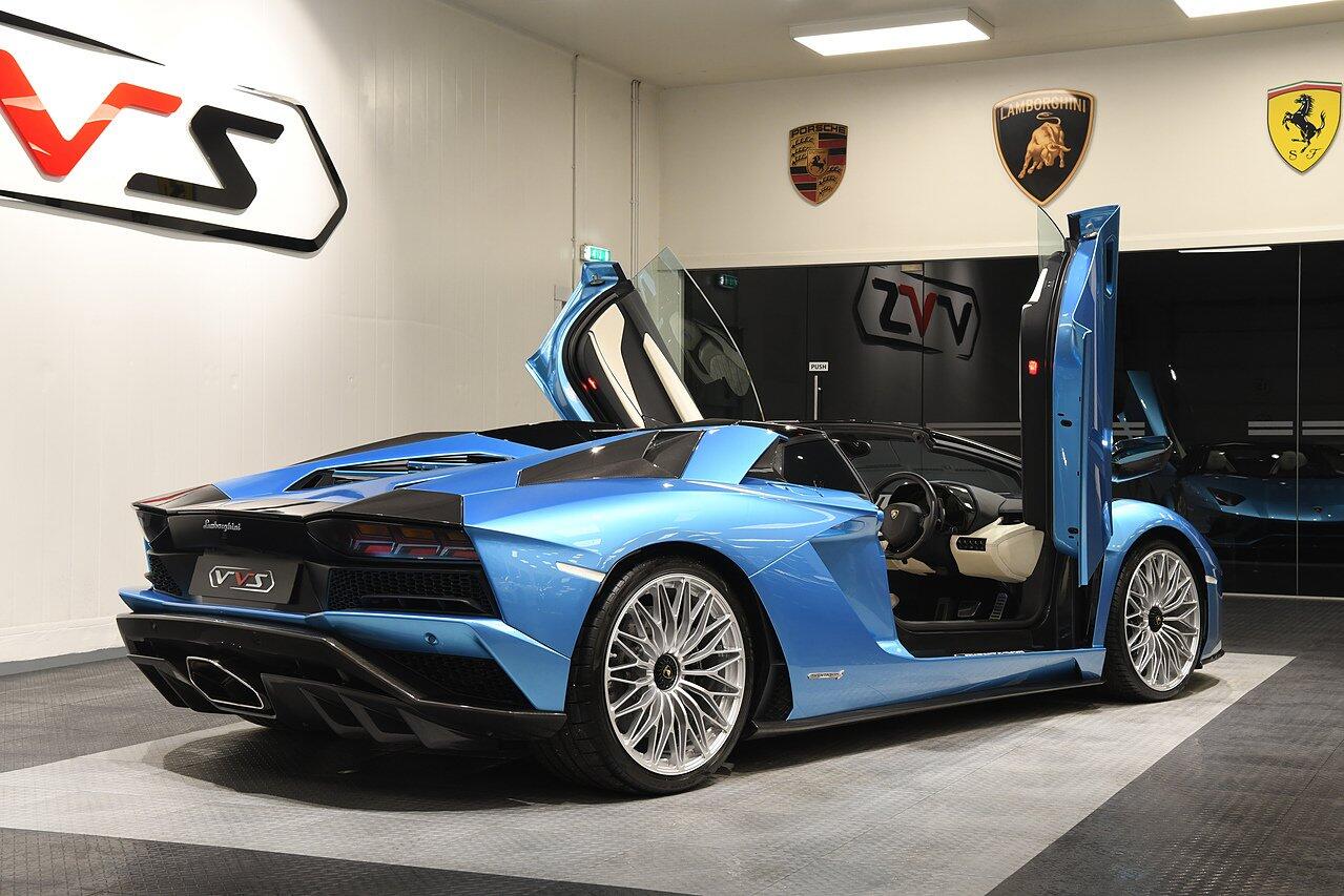 Lamborghini Aventador view 44