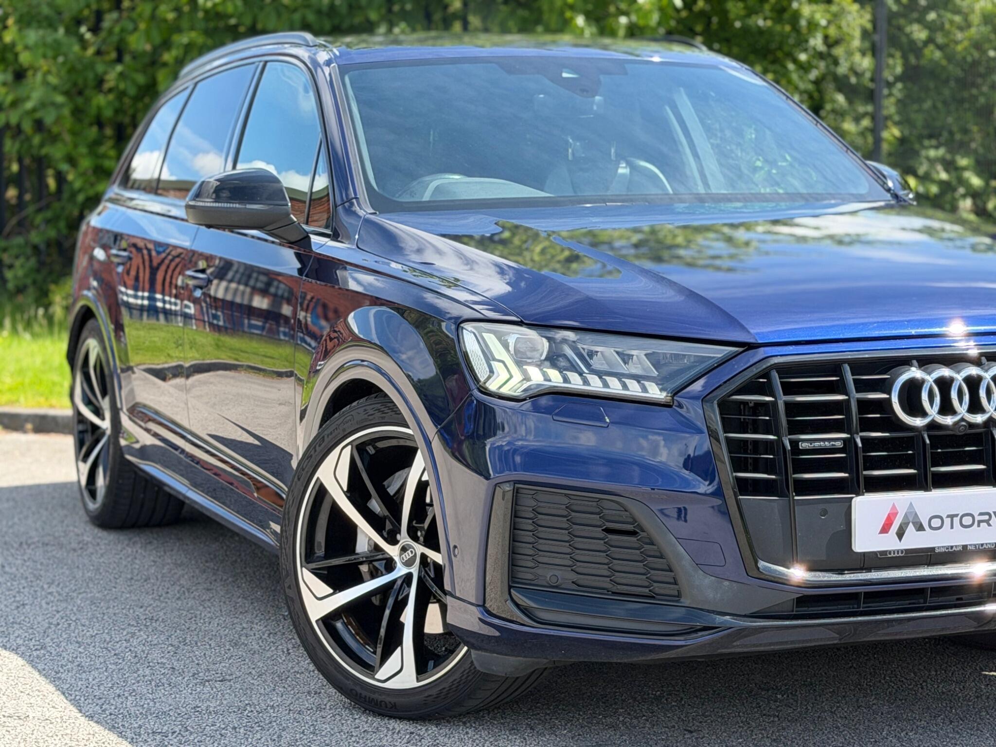 Audi Q7 view 5