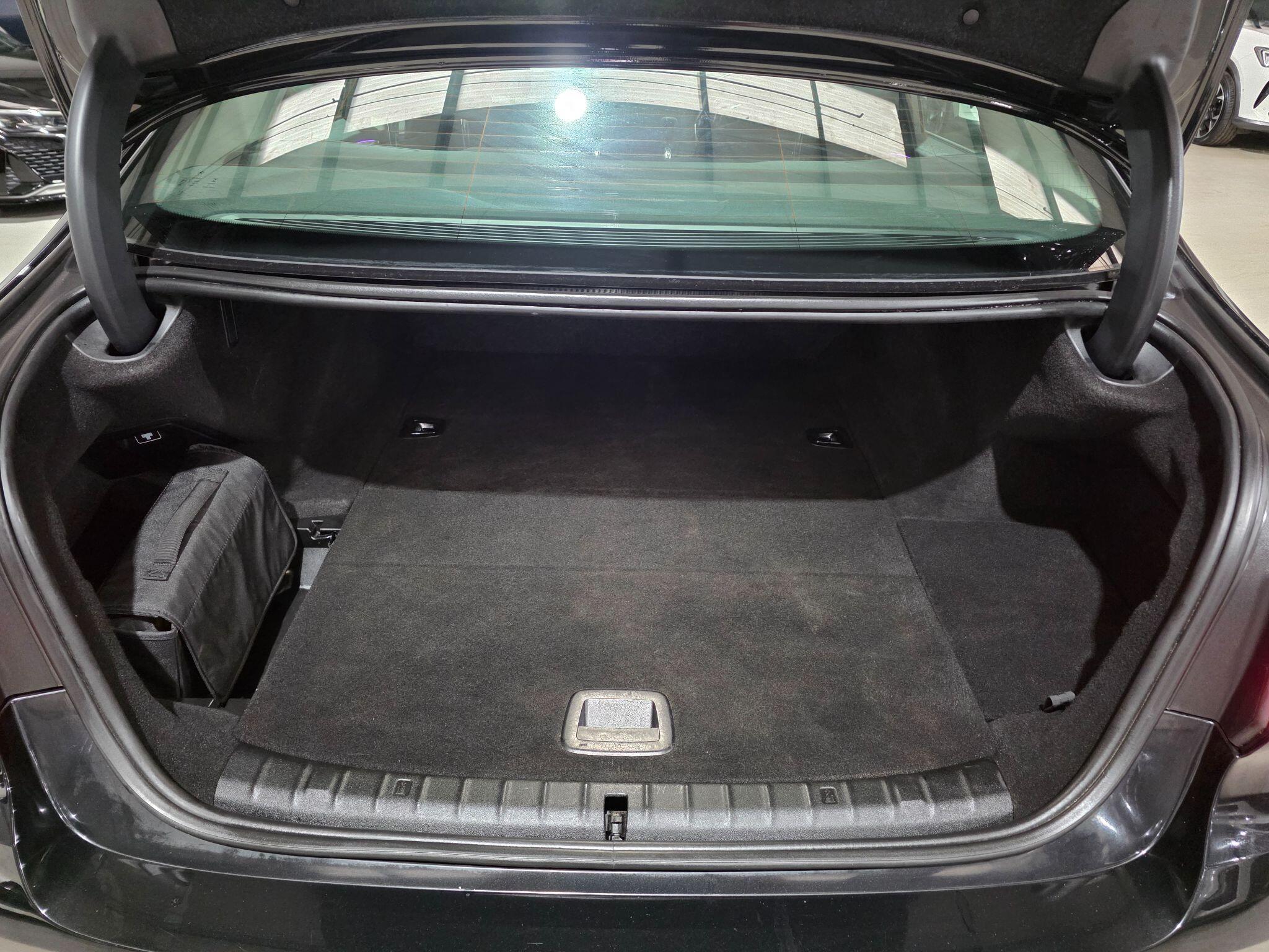 BMW 5 Series view 33