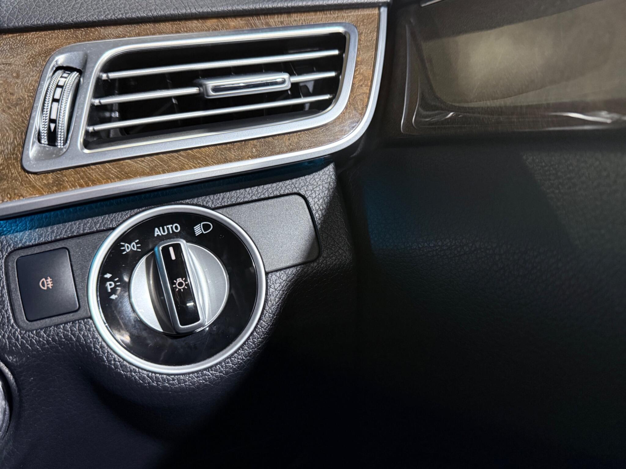 Mercedes-Benz E-Class view 32