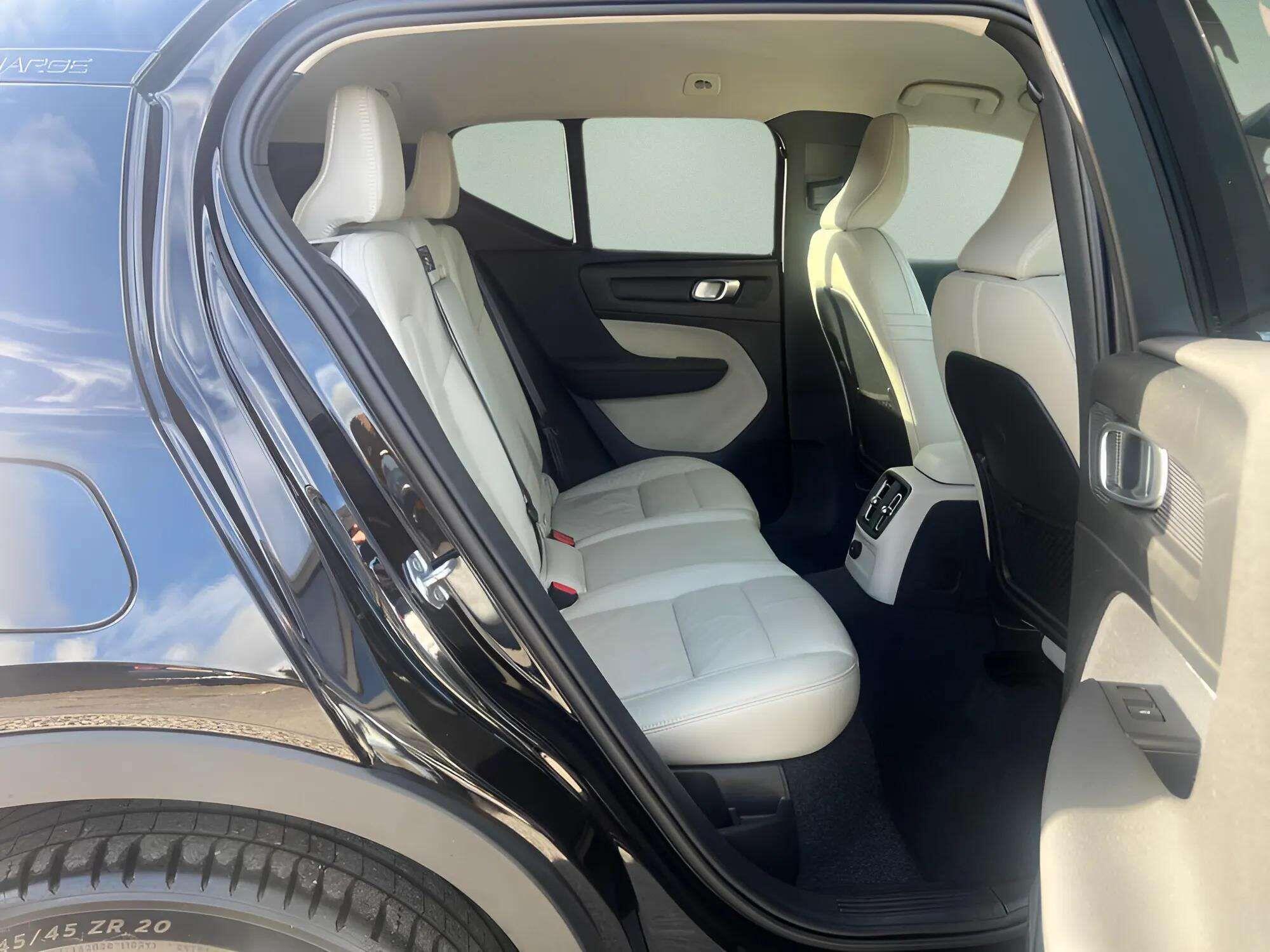 Volvo XC40 view 10