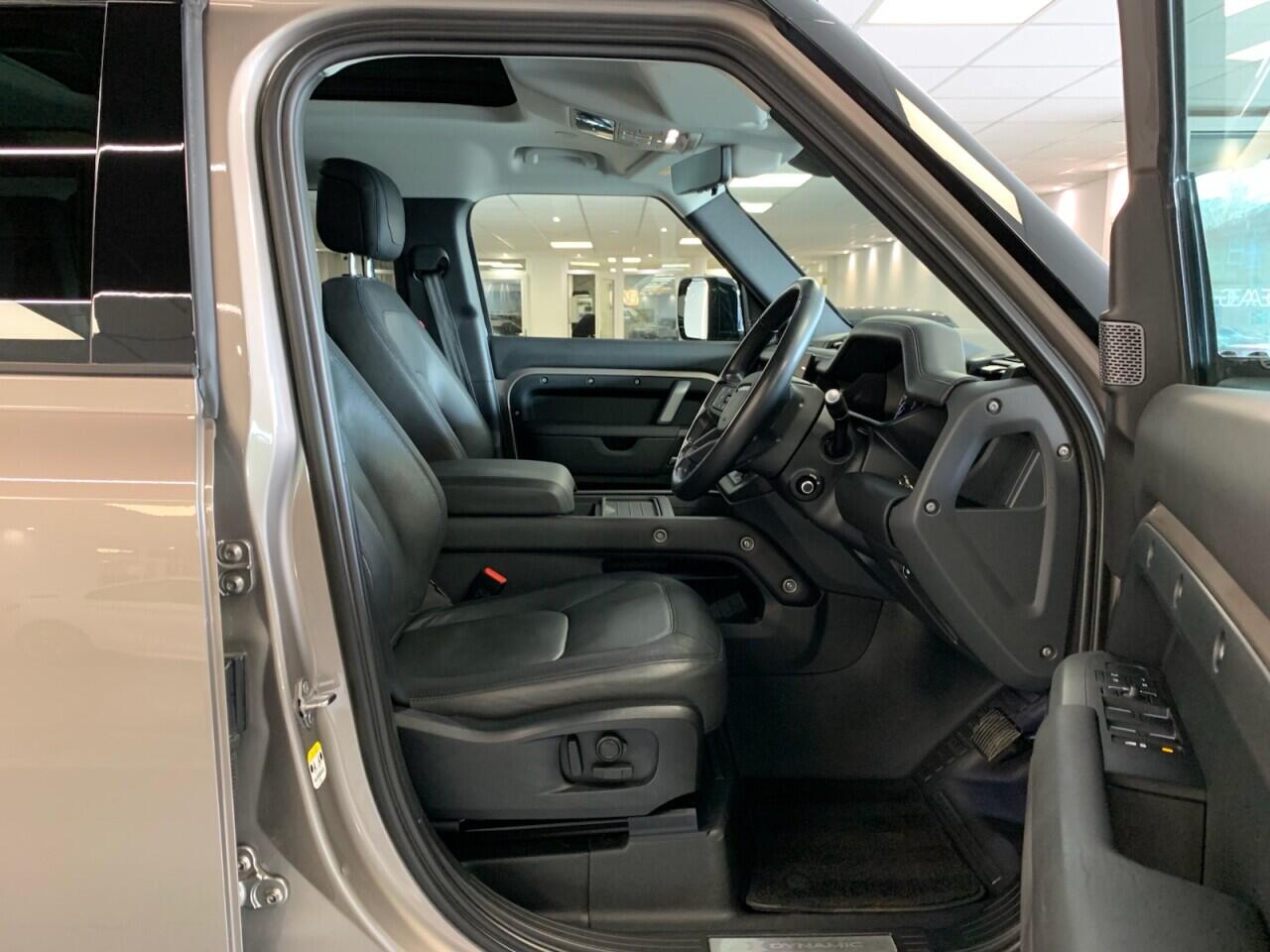 Land Rover Defender 110 view 22