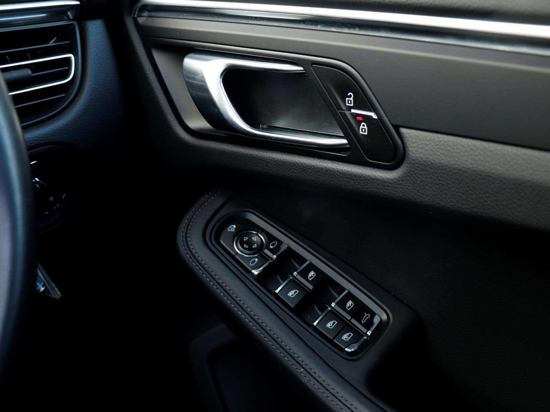 Porsche Macan view 22
