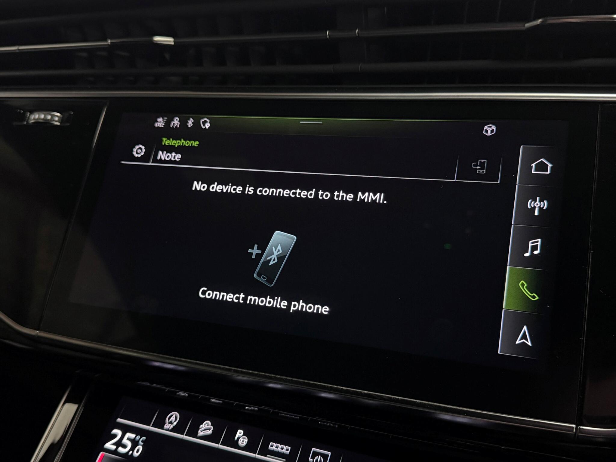 Audi Q8 view 43