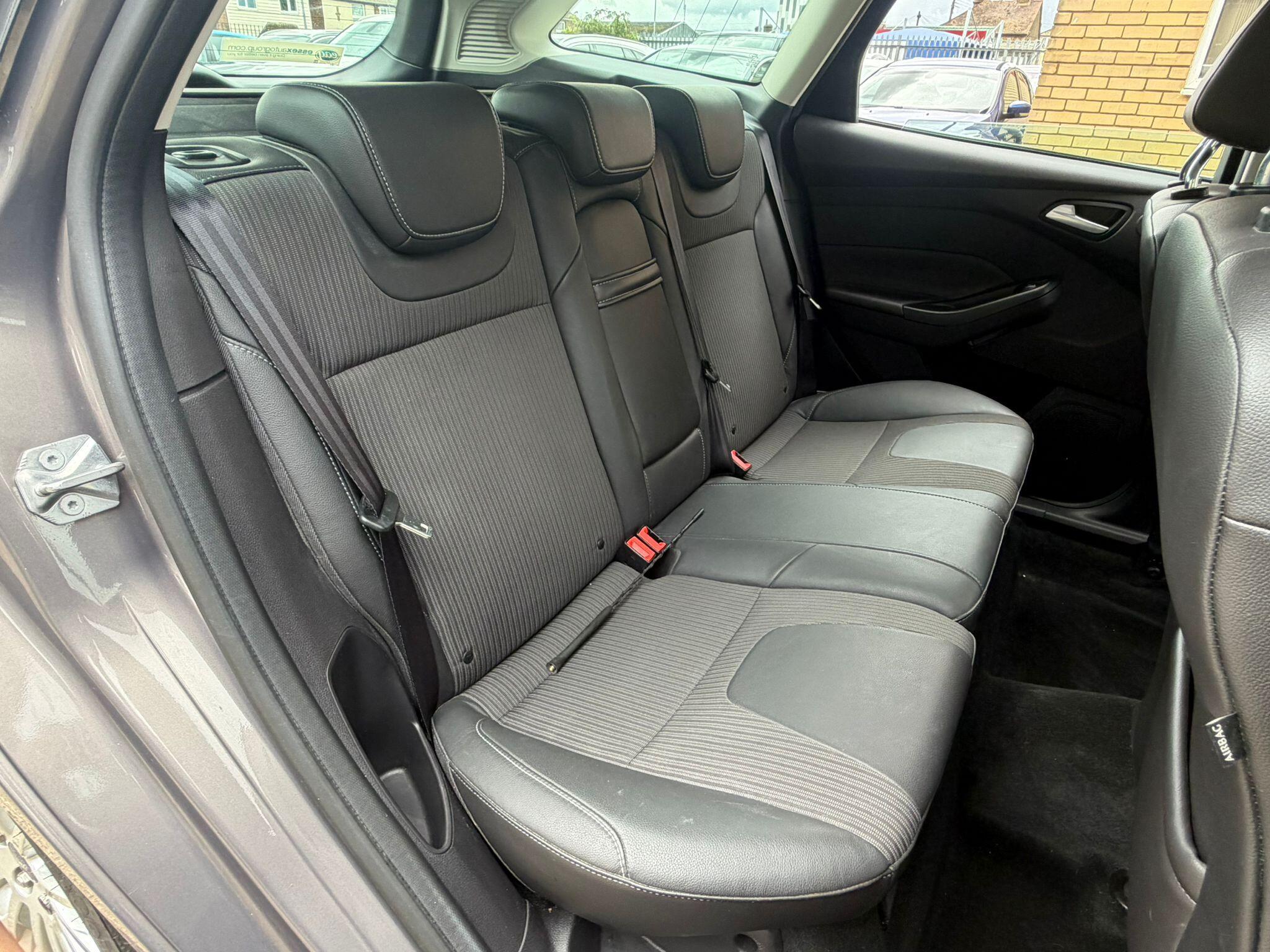 Ford Focus view 15